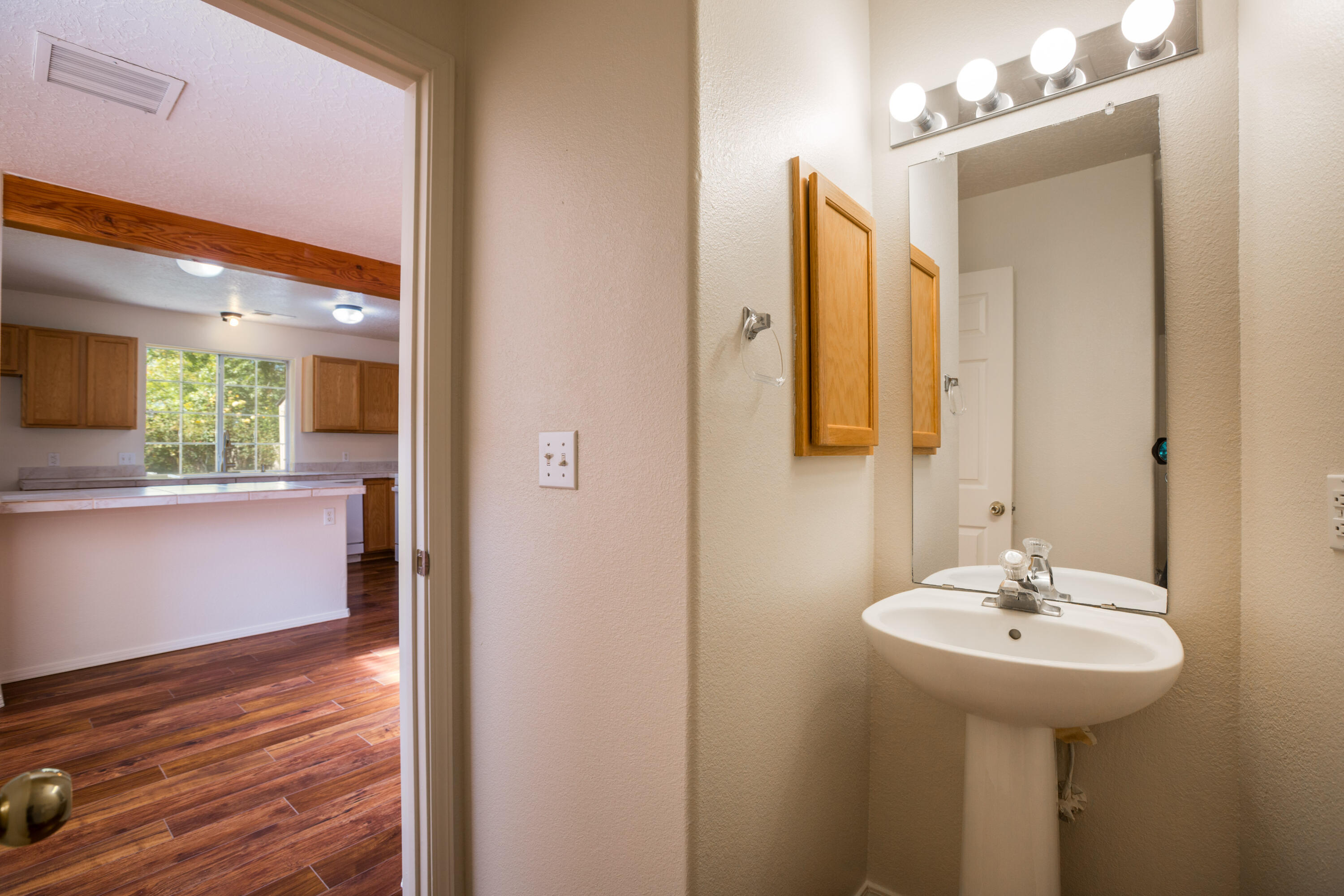 Photo 3 — 635 Reeves Place SW
