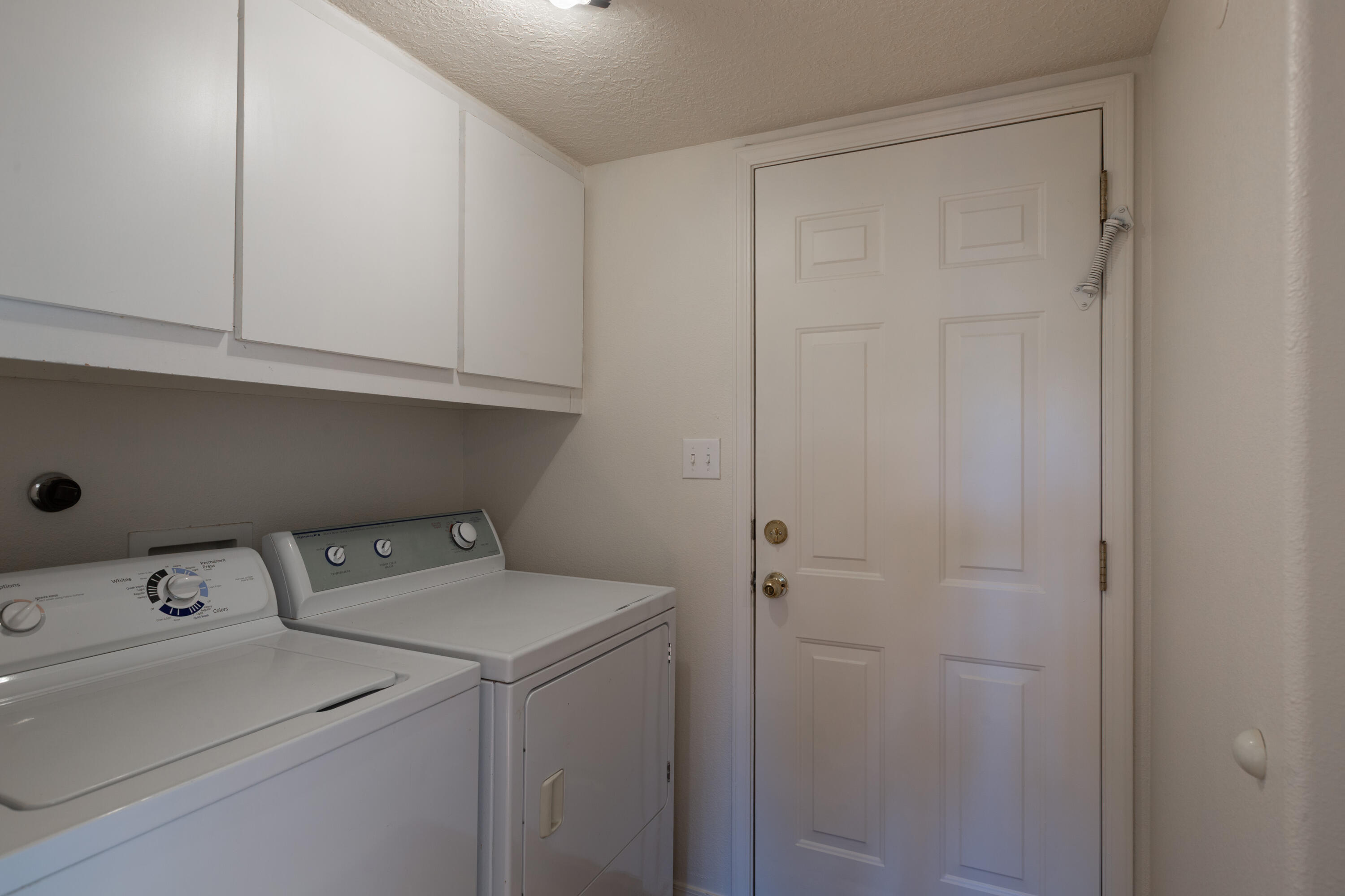Photo 4 — 635 Reeves Place SW