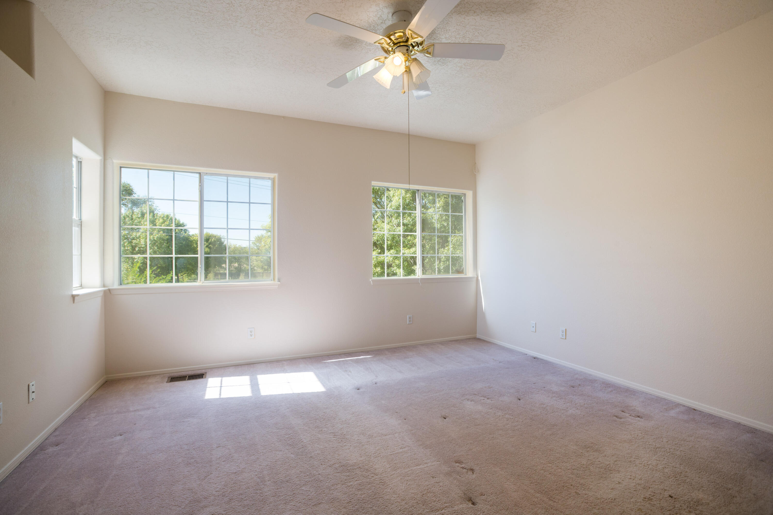 Photo 6 — 635 Reeves Place SW