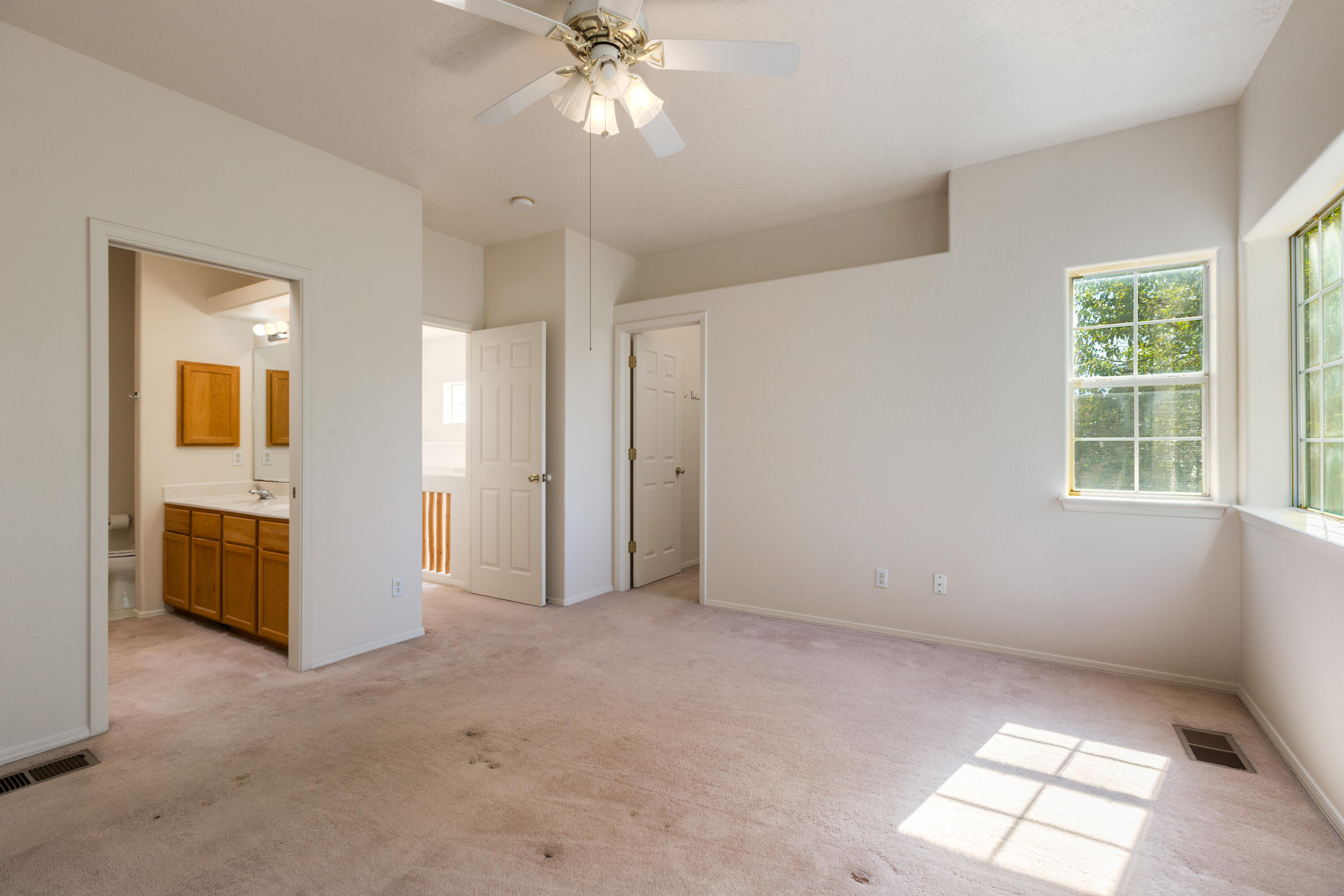Photo 7 — 635 Reeves Place SW