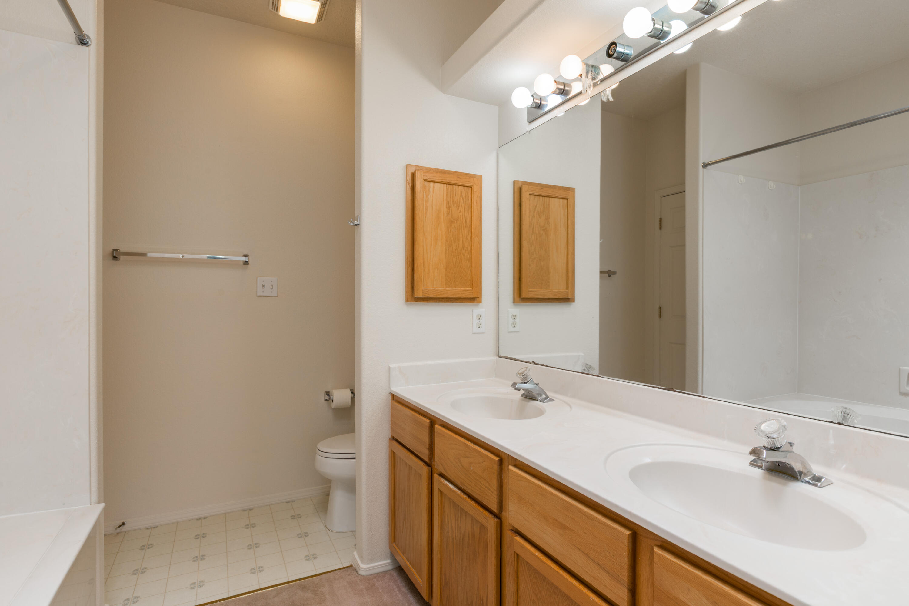 Photo 8 — 635 Reeves Place SW