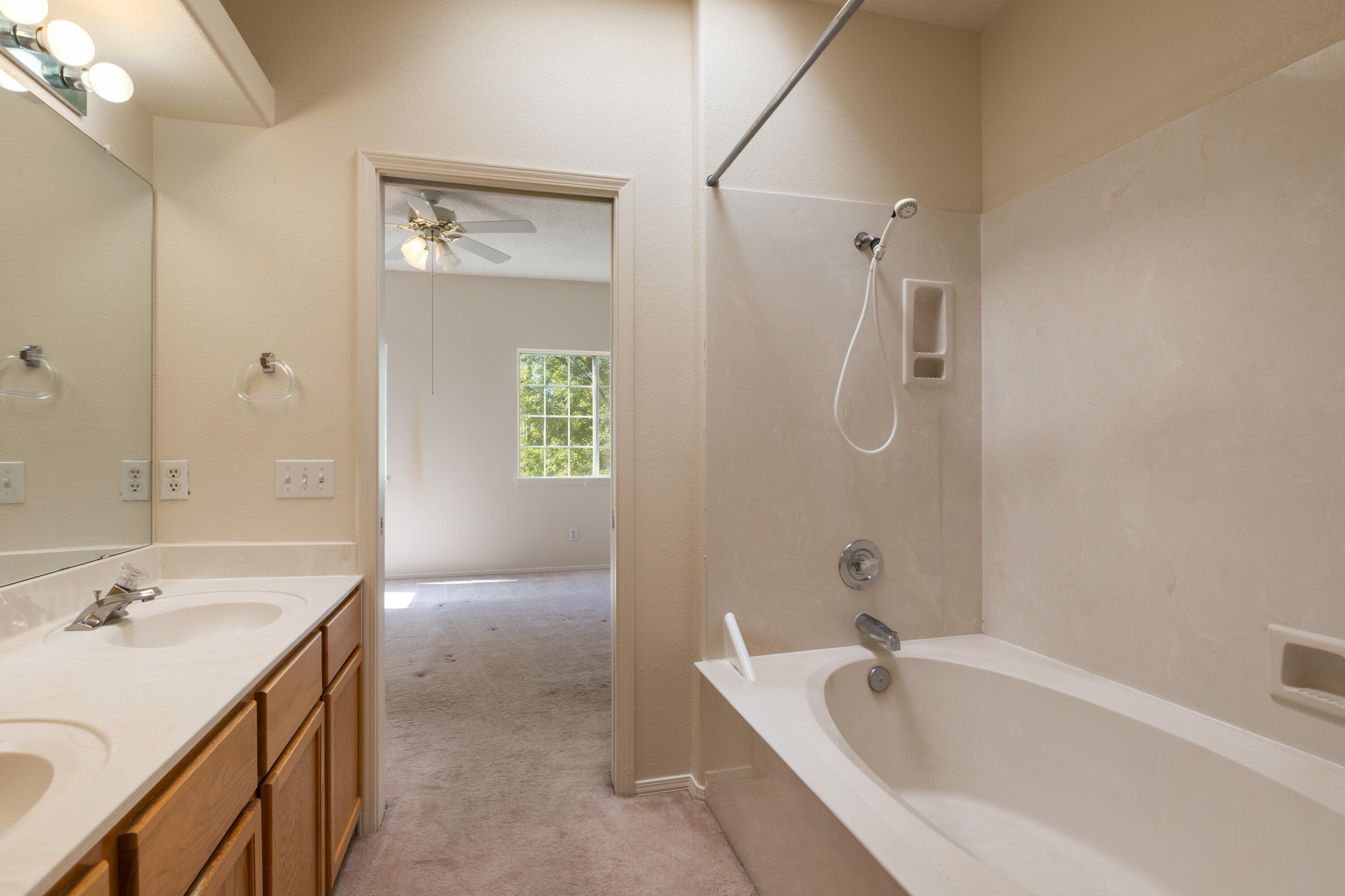 Photo 9 — 635 Reeves Place SW