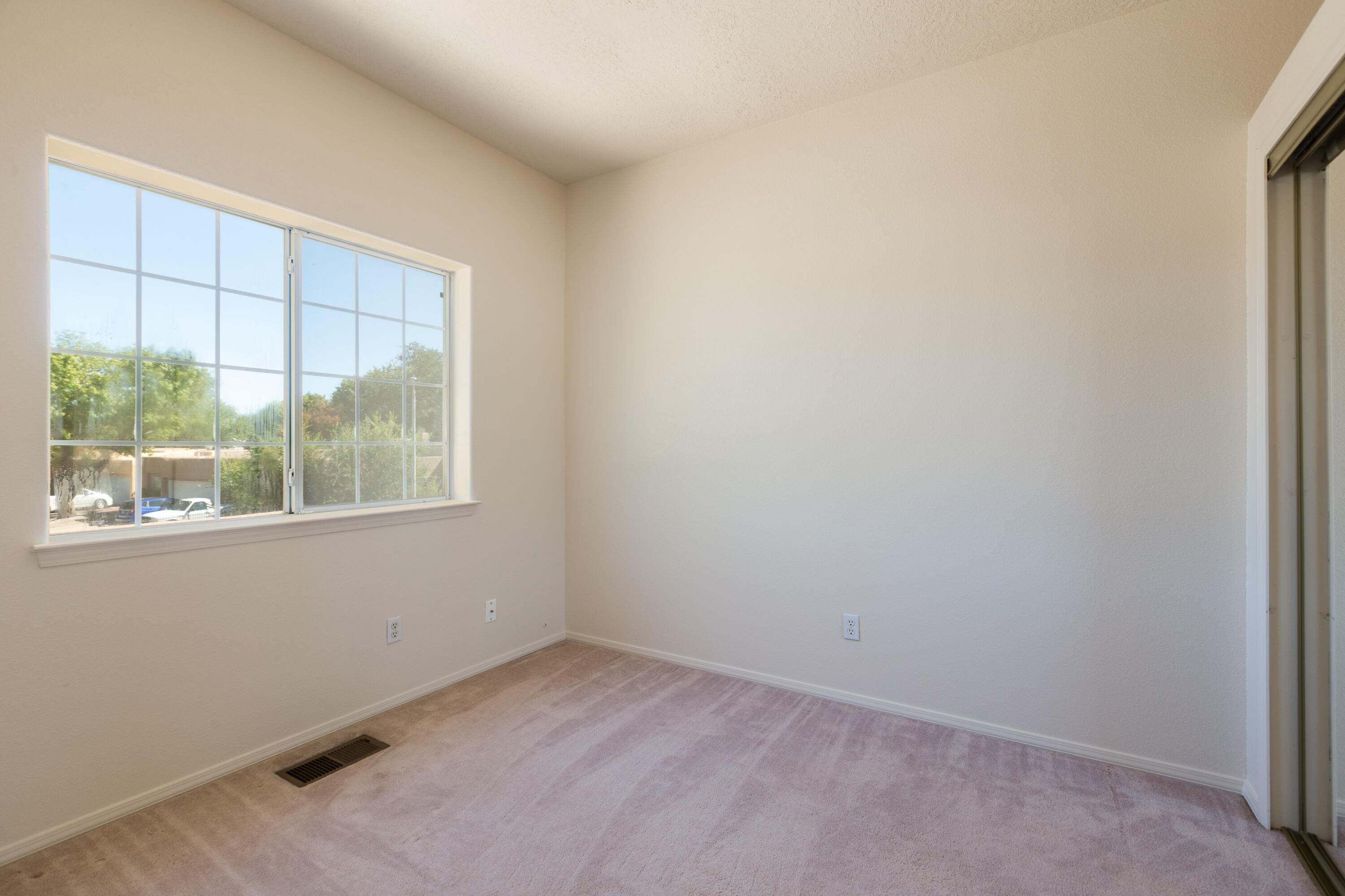 Photo 10 — 635 Reeves Place SW