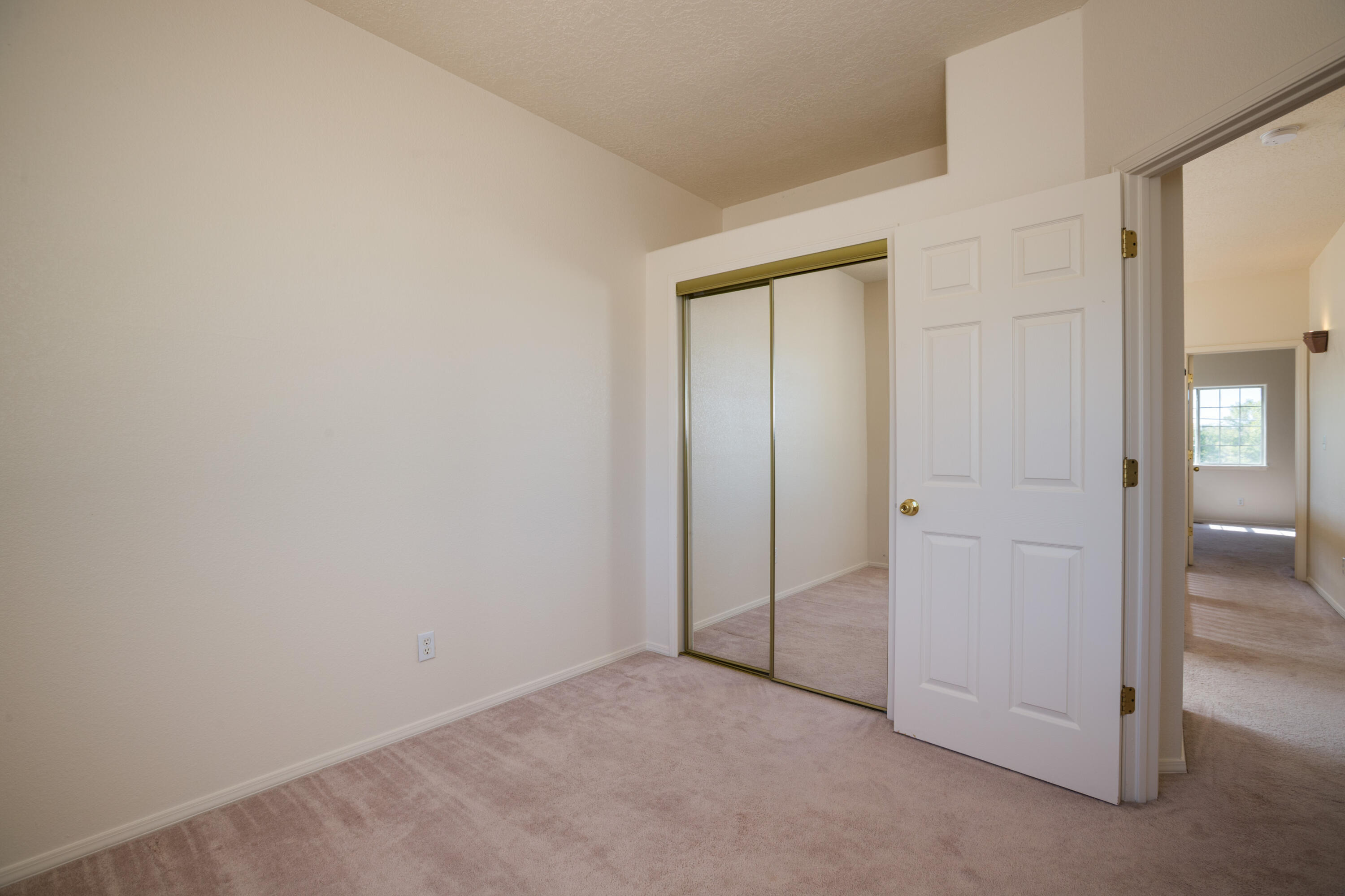 Photo 11 — 635 Reeves Place SW