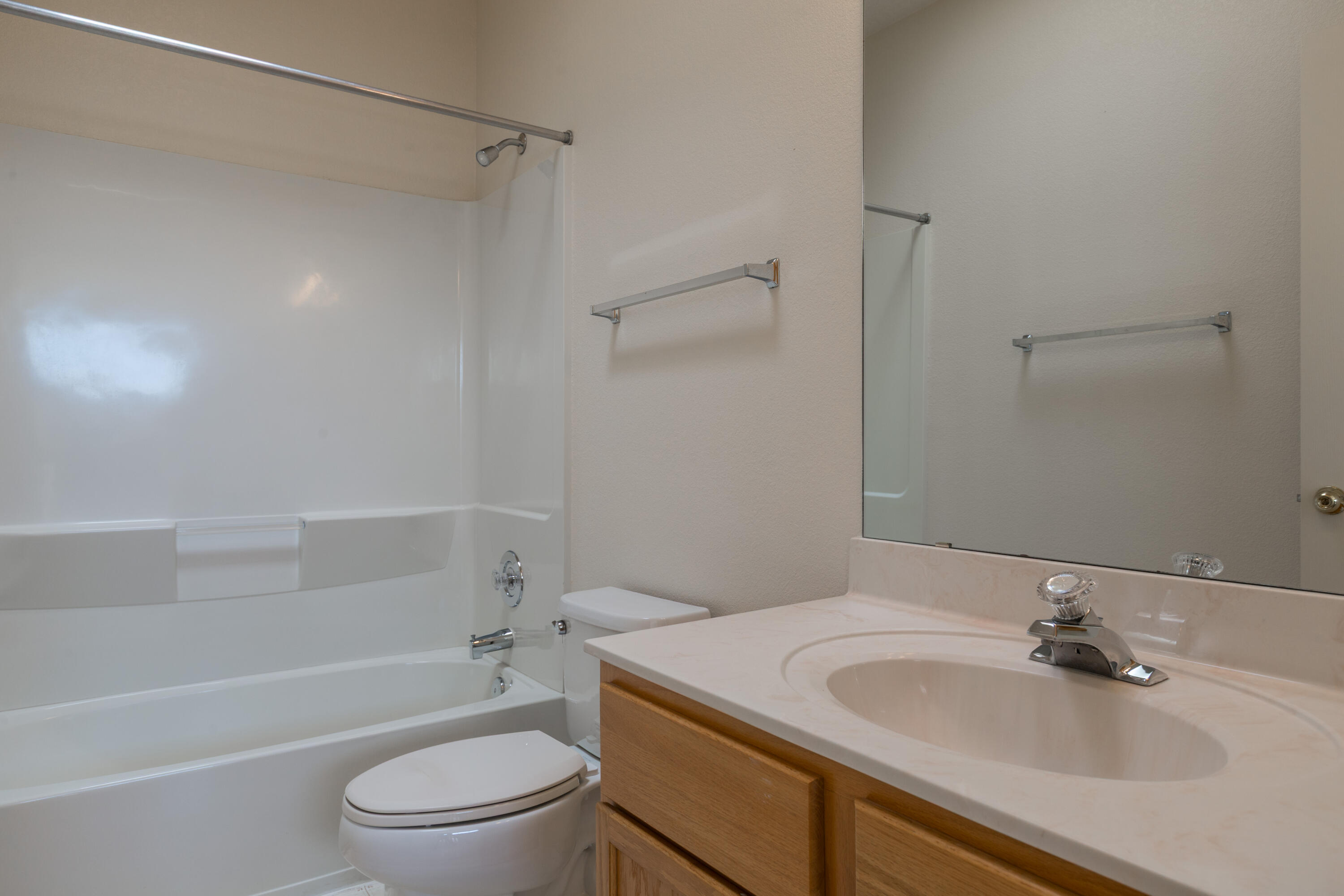 Photo 12 — 635 Reeves Place SW