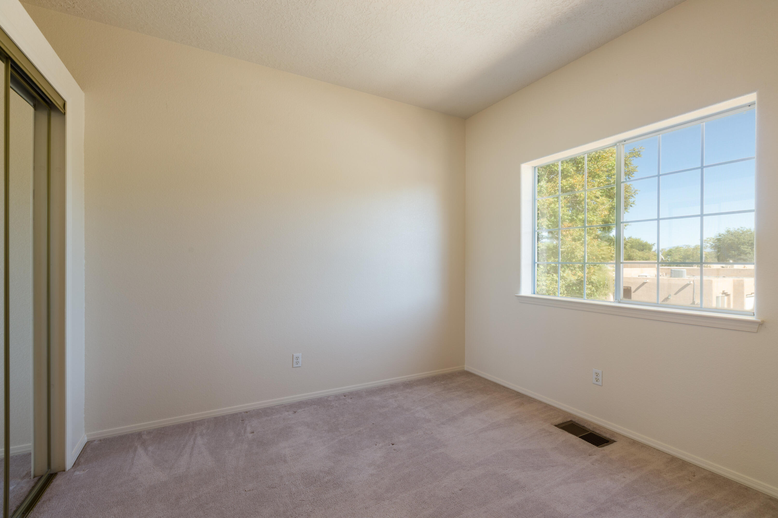 Photo 13 — 635 Reeves Place SW
