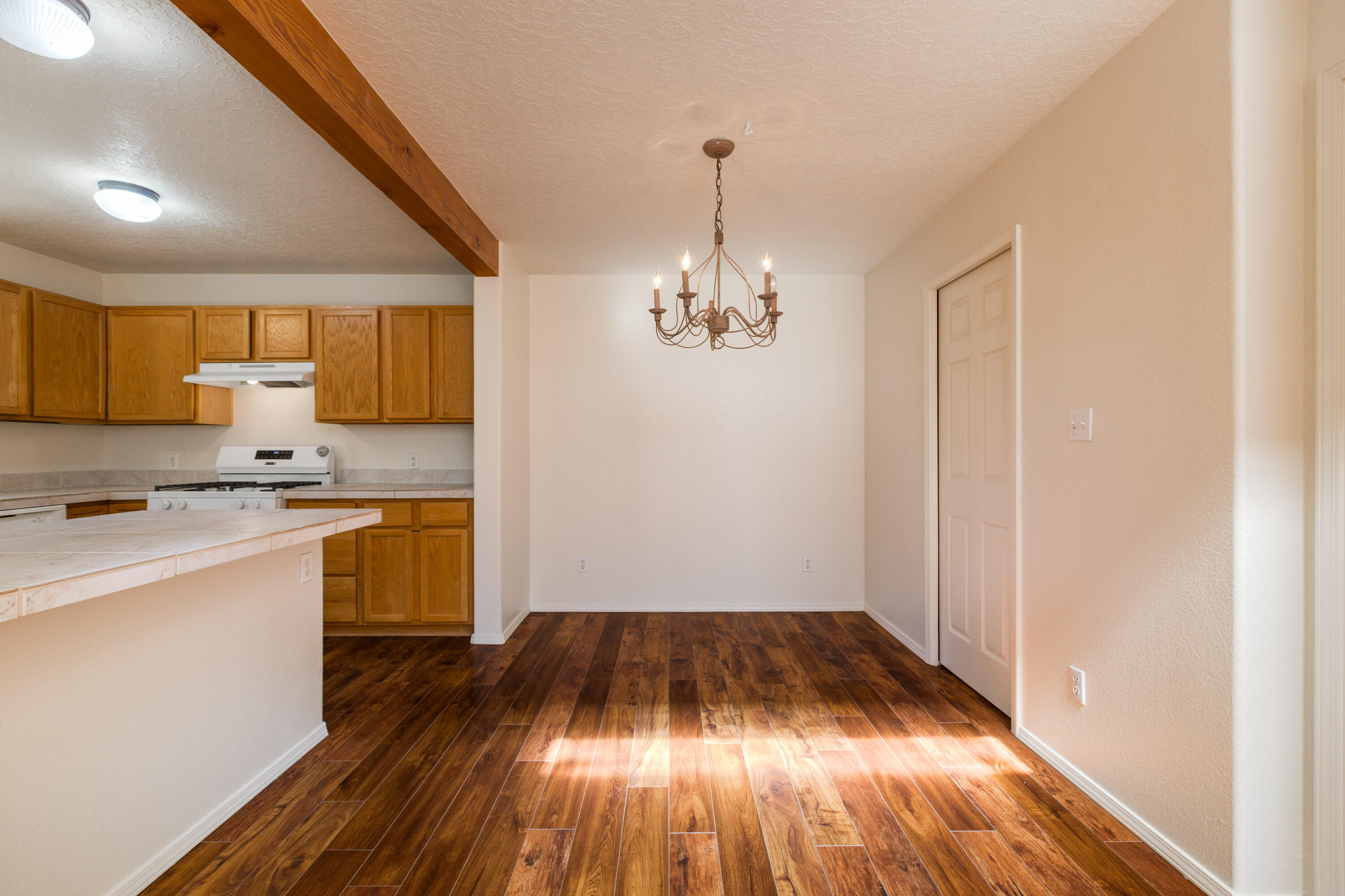 Photo 20 — 635 Reeves Place SW