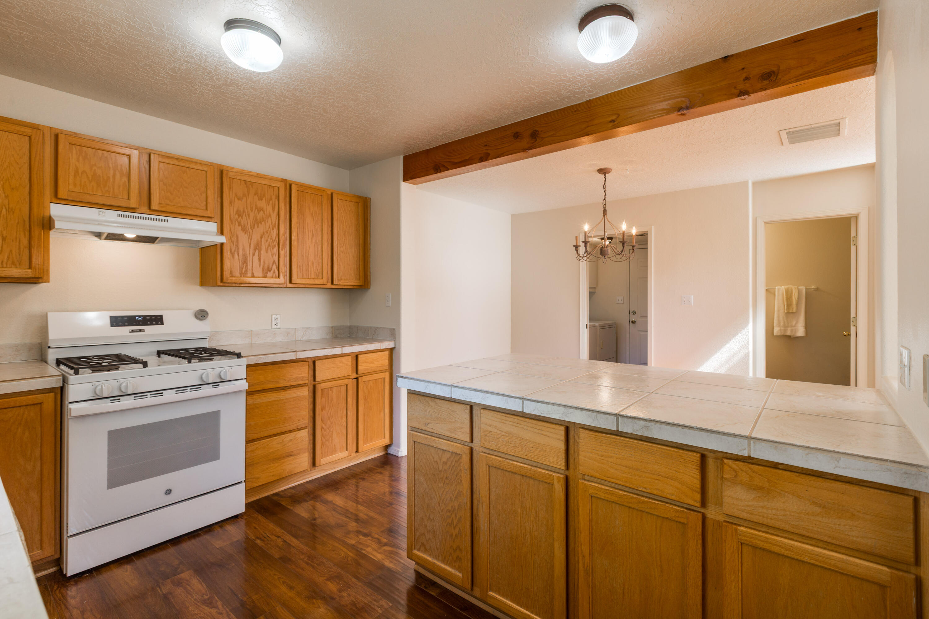 Photo 2 — 635 Reeves Place SW
