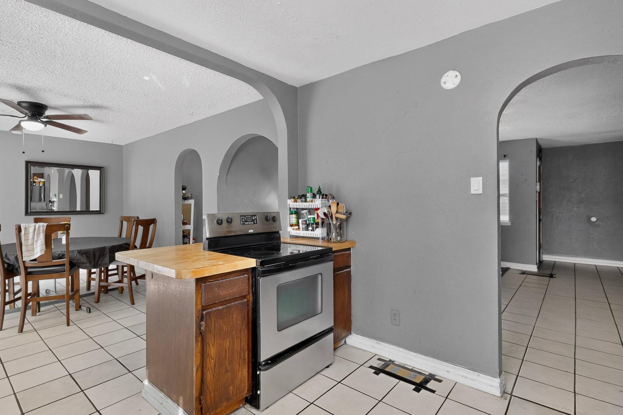 Photo 2 — 10125 Furman Court NW