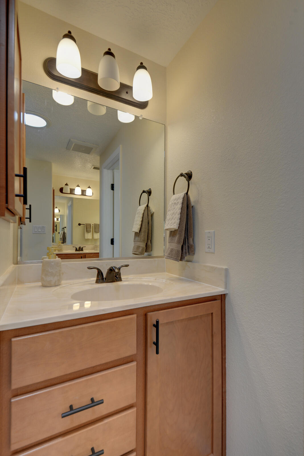 Photo 11 — 11012 Opalo Drive NW