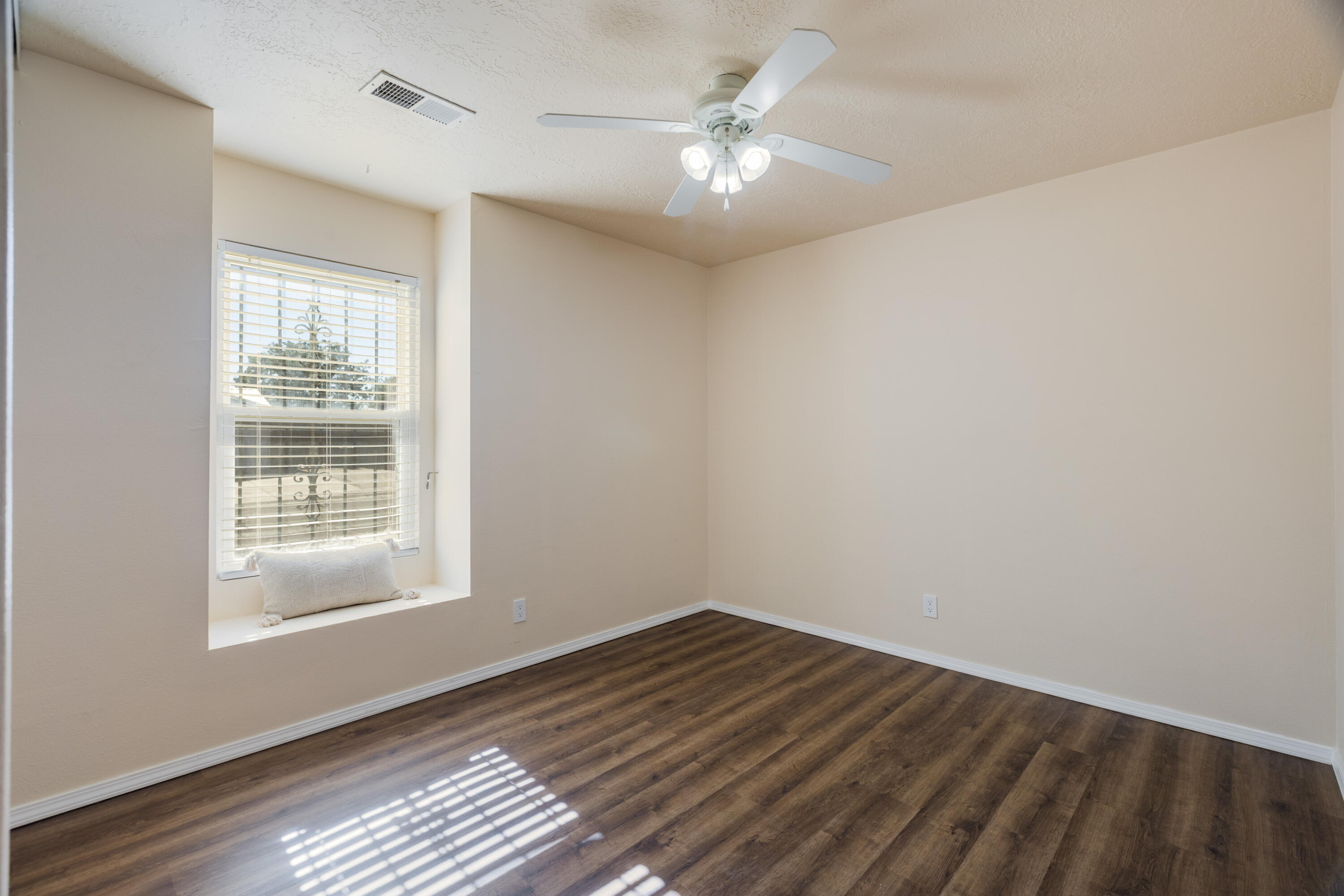 Photo 8 — 432 Stallion Road SE