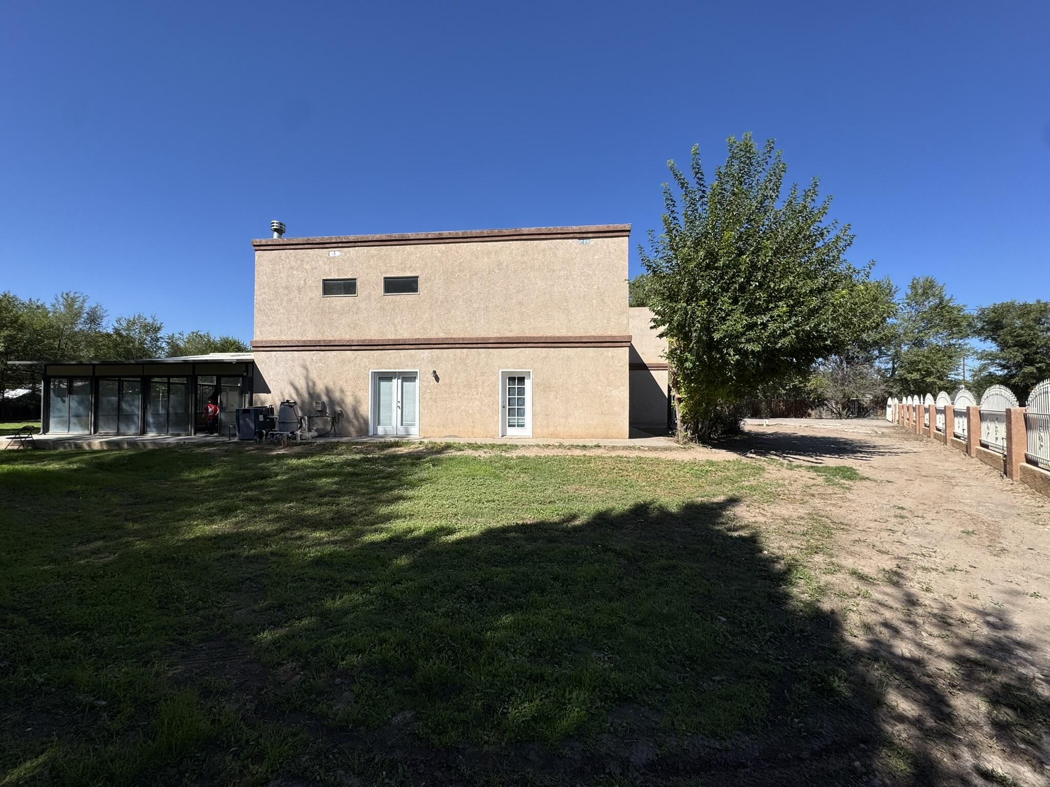 Photo 3 — 1930 Ilfield Road SW