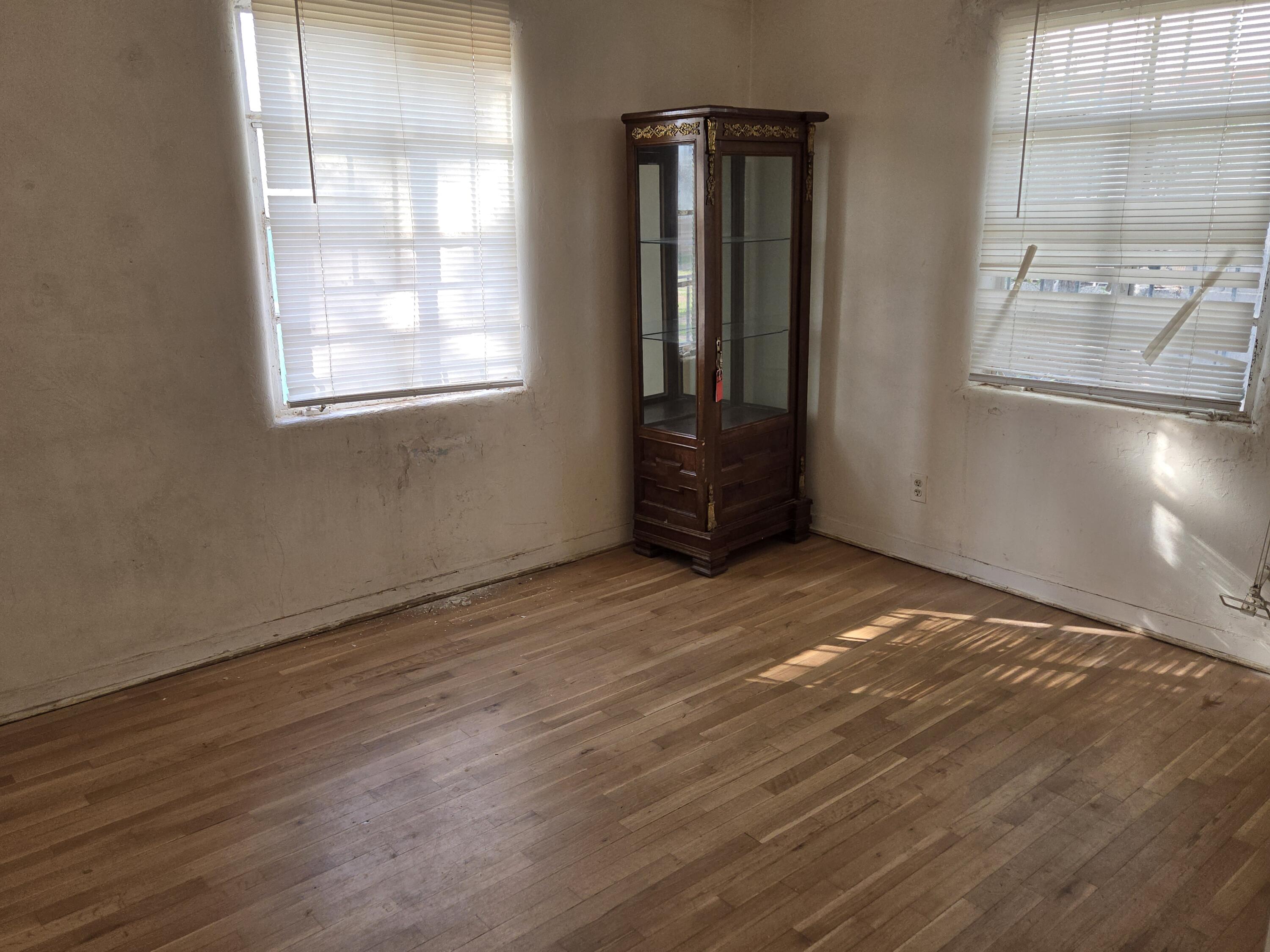 Photo 10 — 1009 Truman Street SE