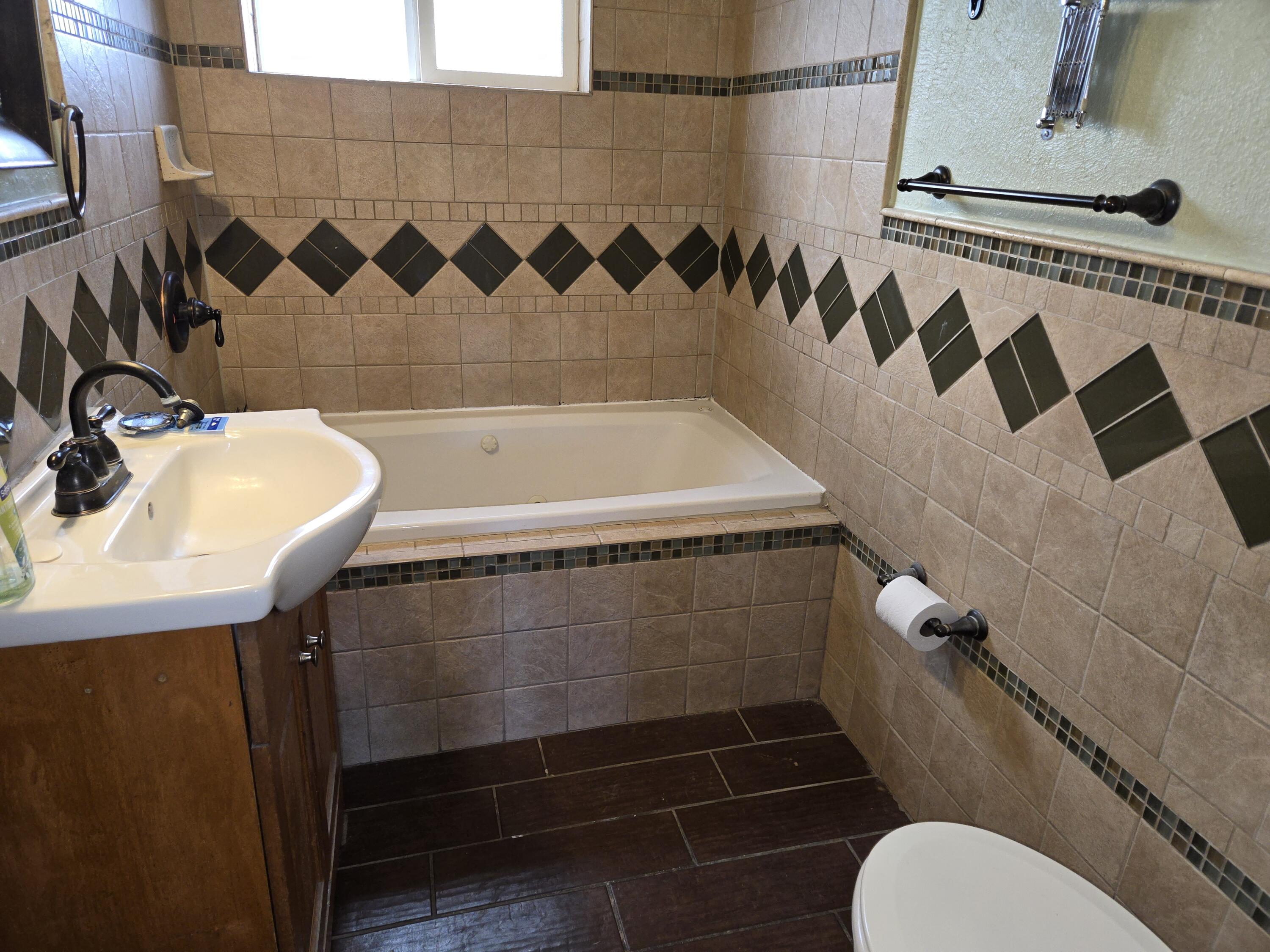 Photo 9 — 1009 Truman Street SE
