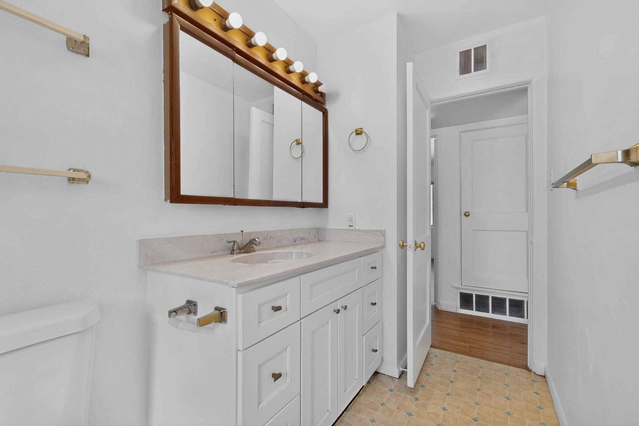 Photo 18 — 5824 Bellamah Avenue NE