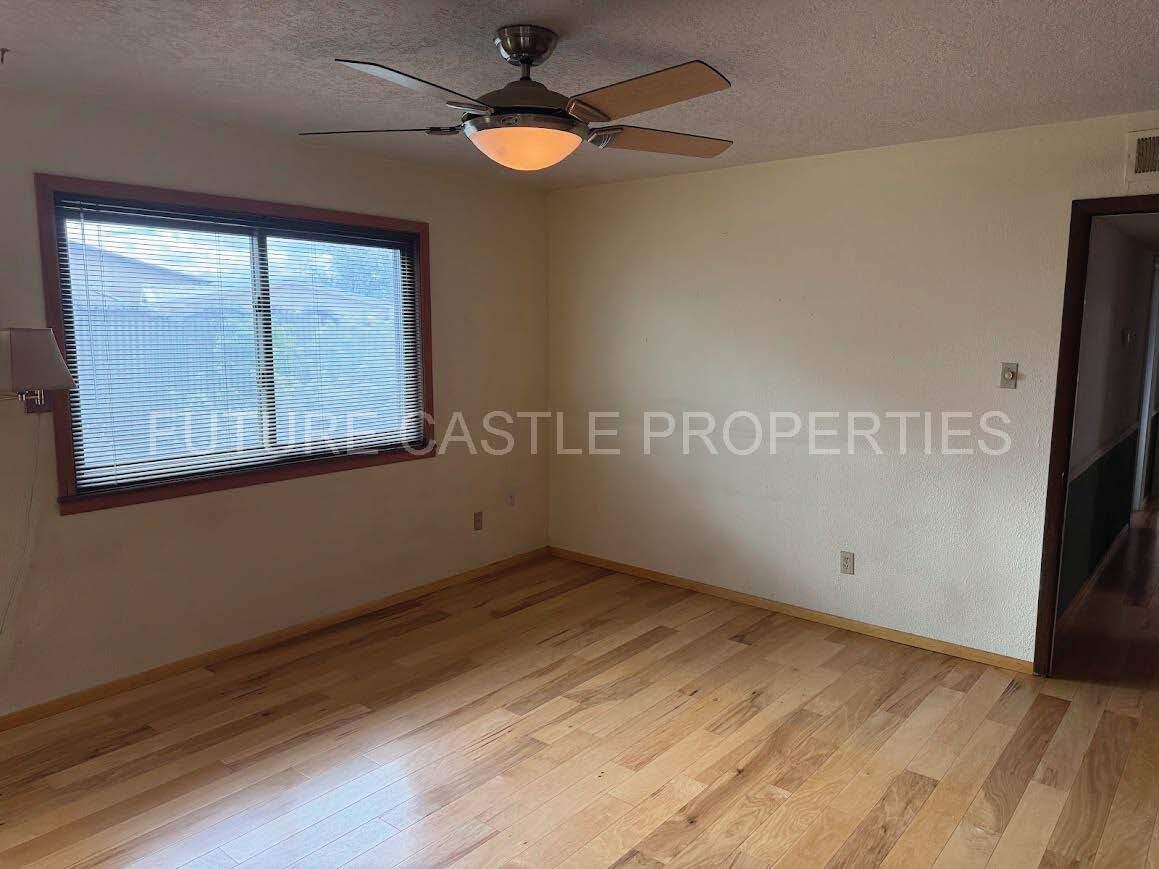Photo 9 — 502 Niagara Road NE