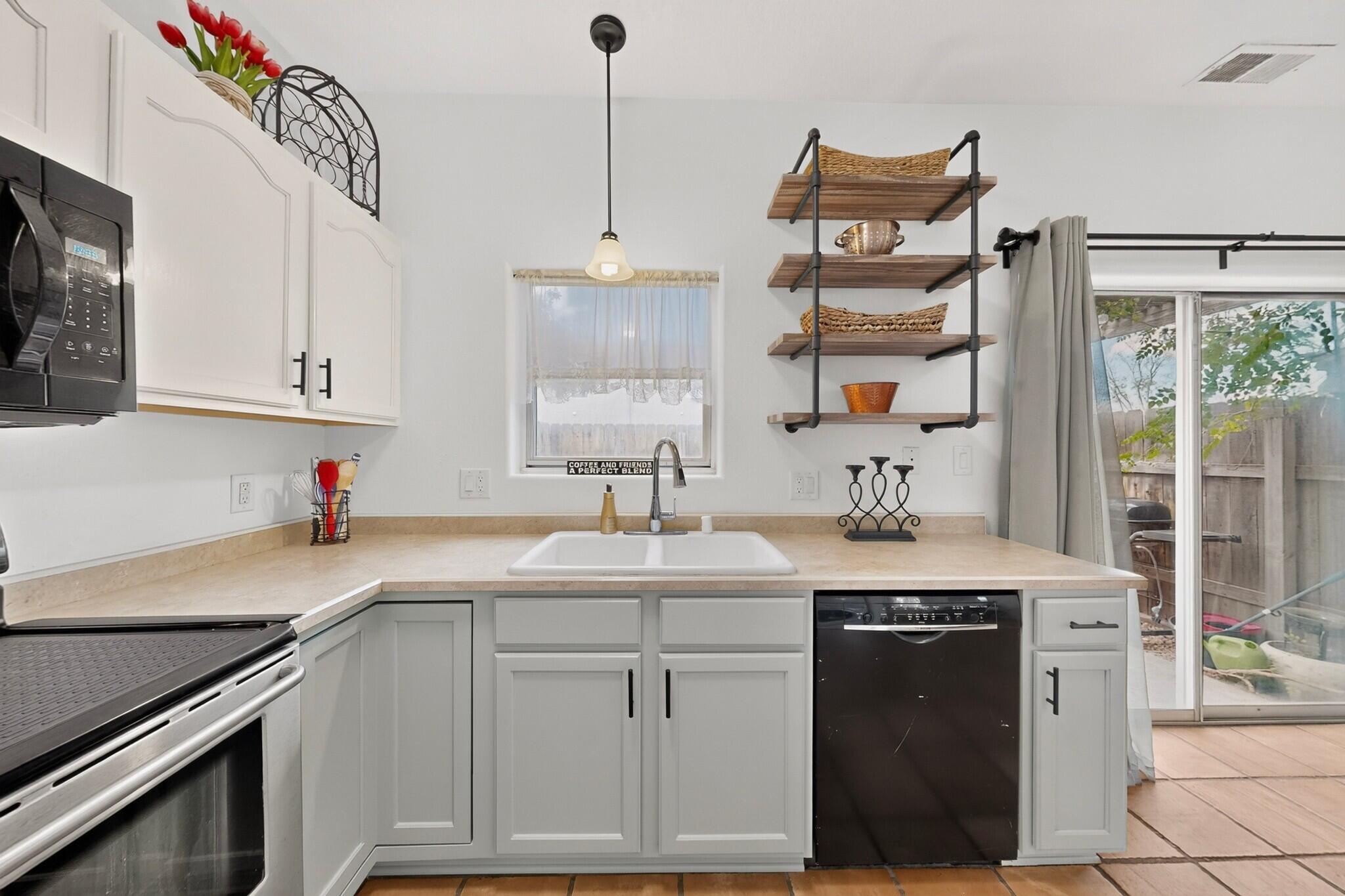 Photo 20 — 615 Menaul Boulevard NW UNIT C