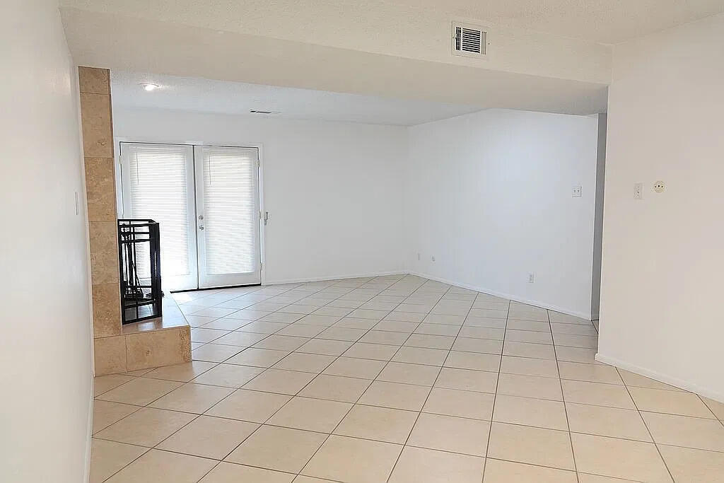 Photo 11 — 4515 Downey Street NE