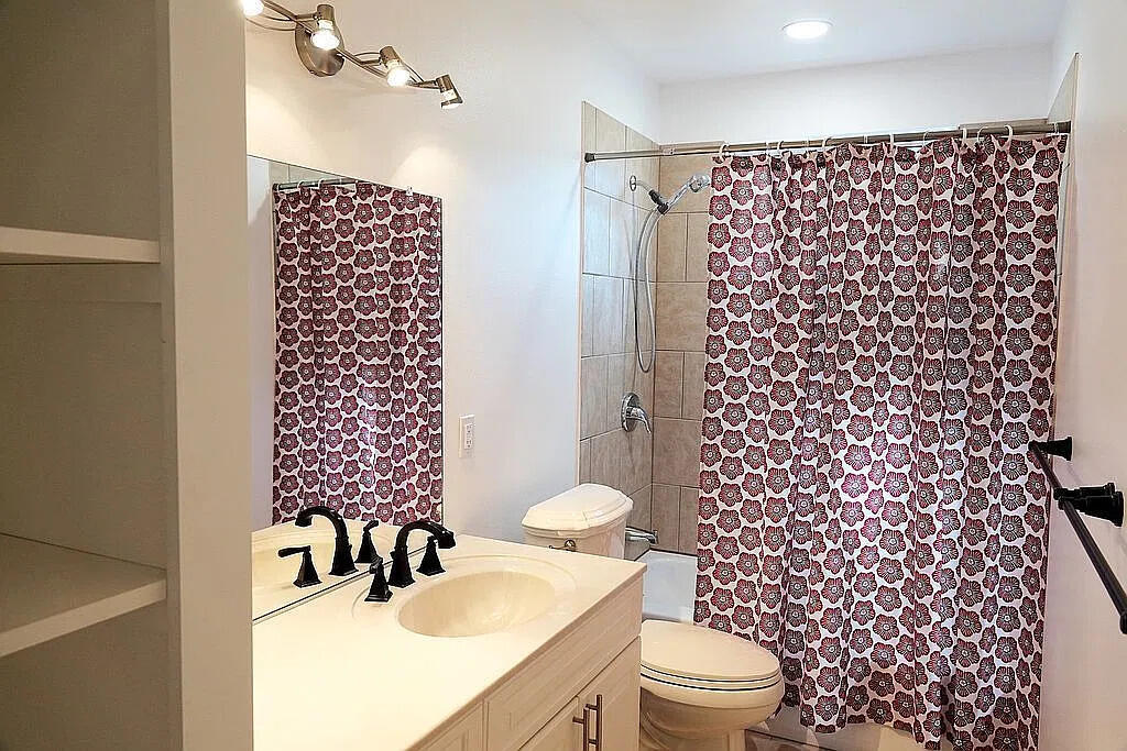 Photo 9 — 4515 Downey Street NE