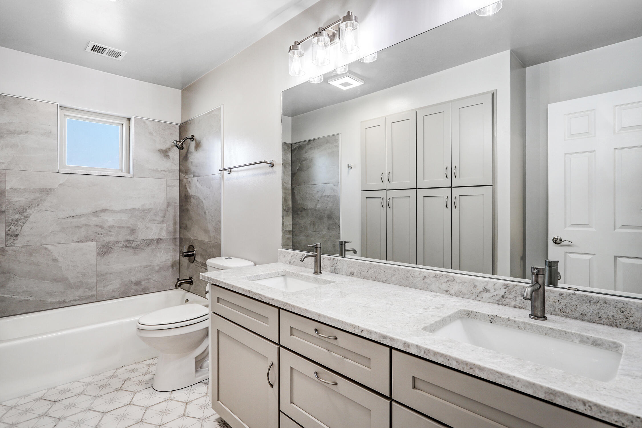 Photo 5 — 7915 Puritan Court NE
