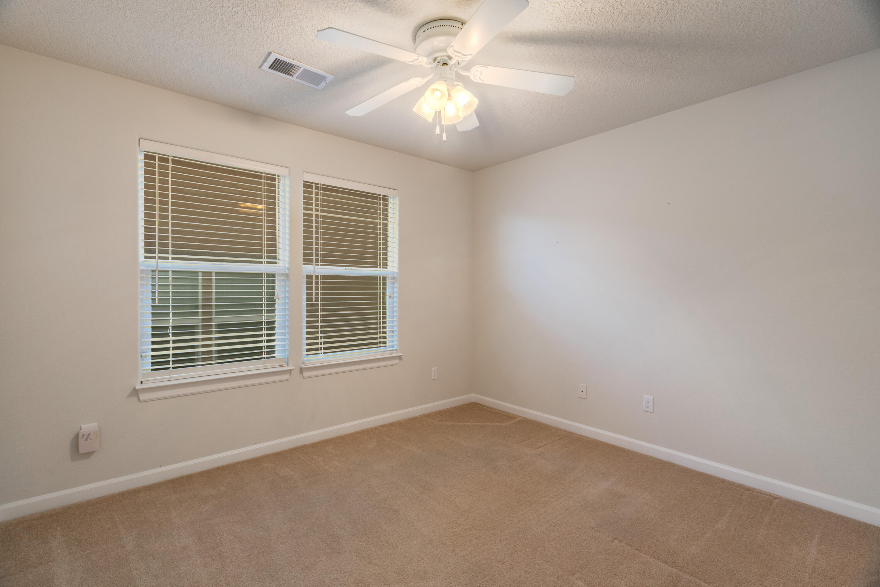 Photo 4 — 7113 Fairbanks Drive NE