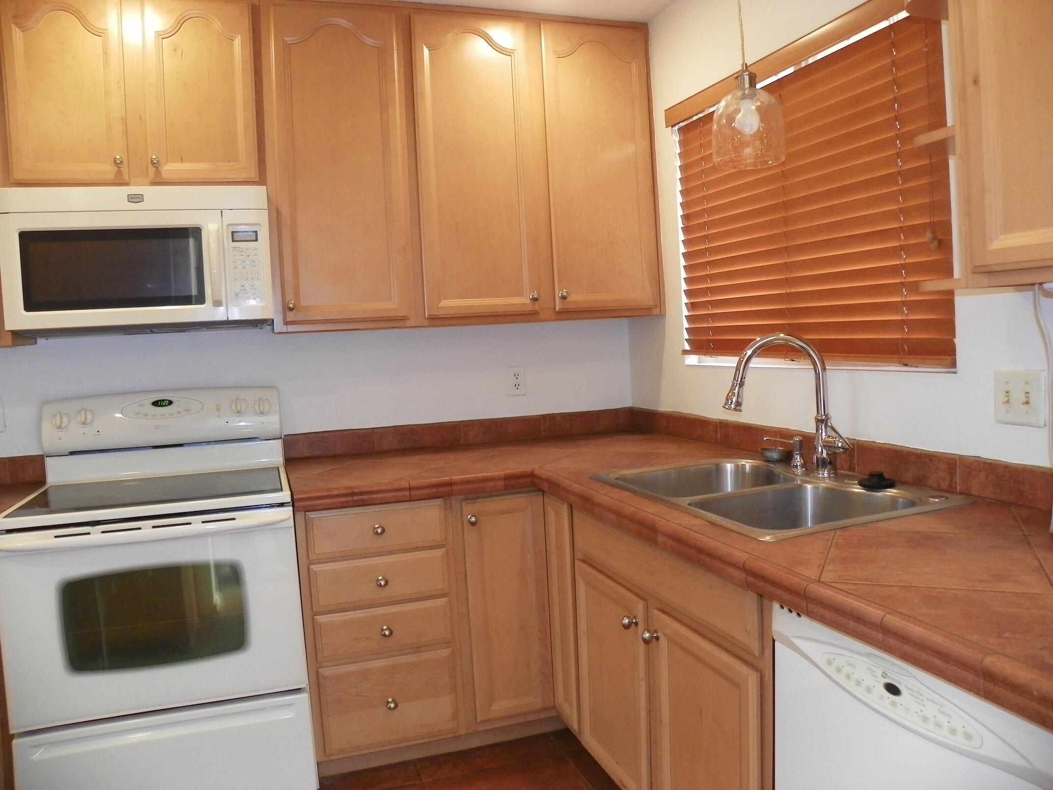 Photo 12 — 1344 Grande Boulevard SE APT H