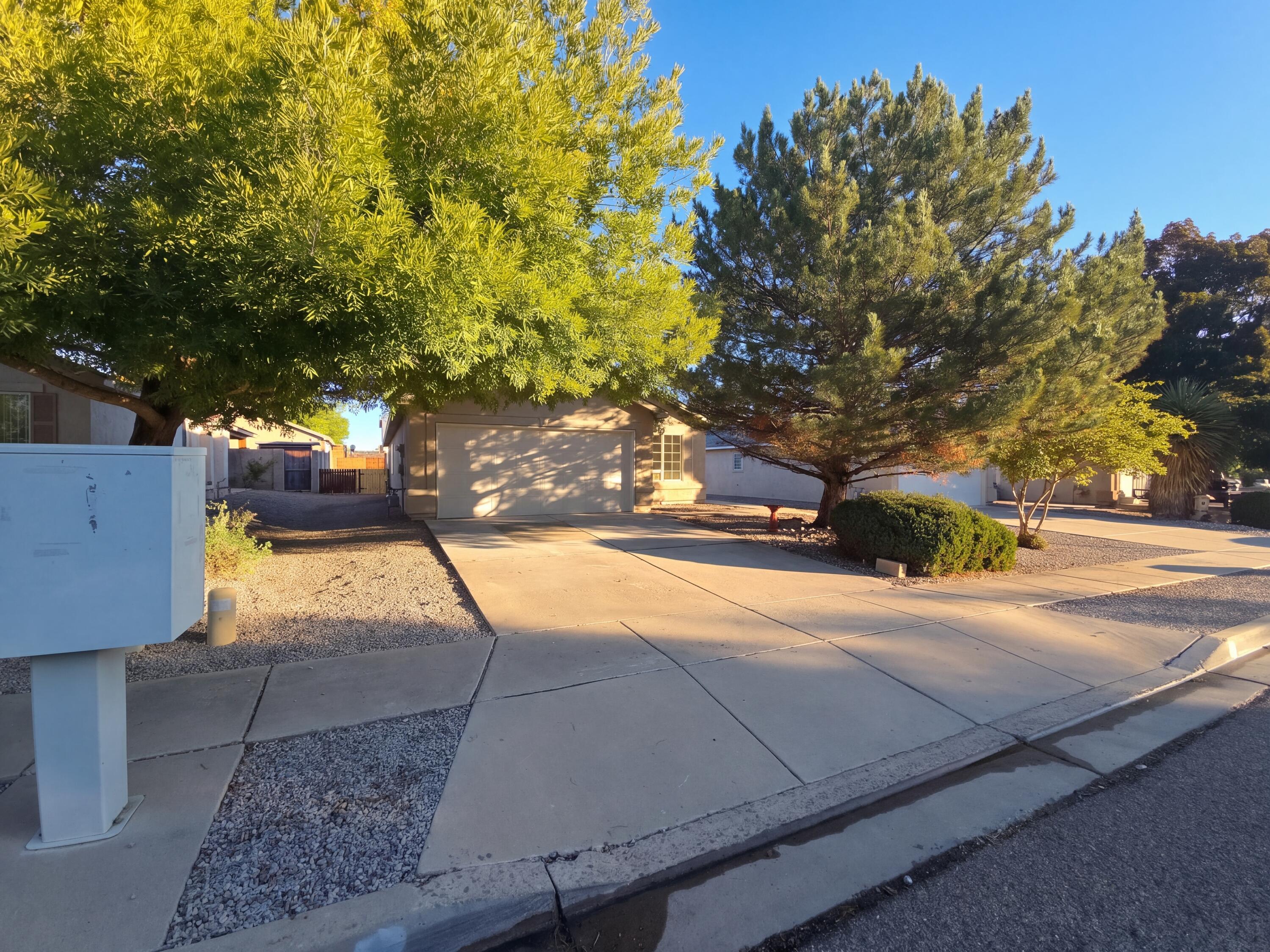 633 Autumn Meadows Drive NE, Rio Rancho, NM 87144