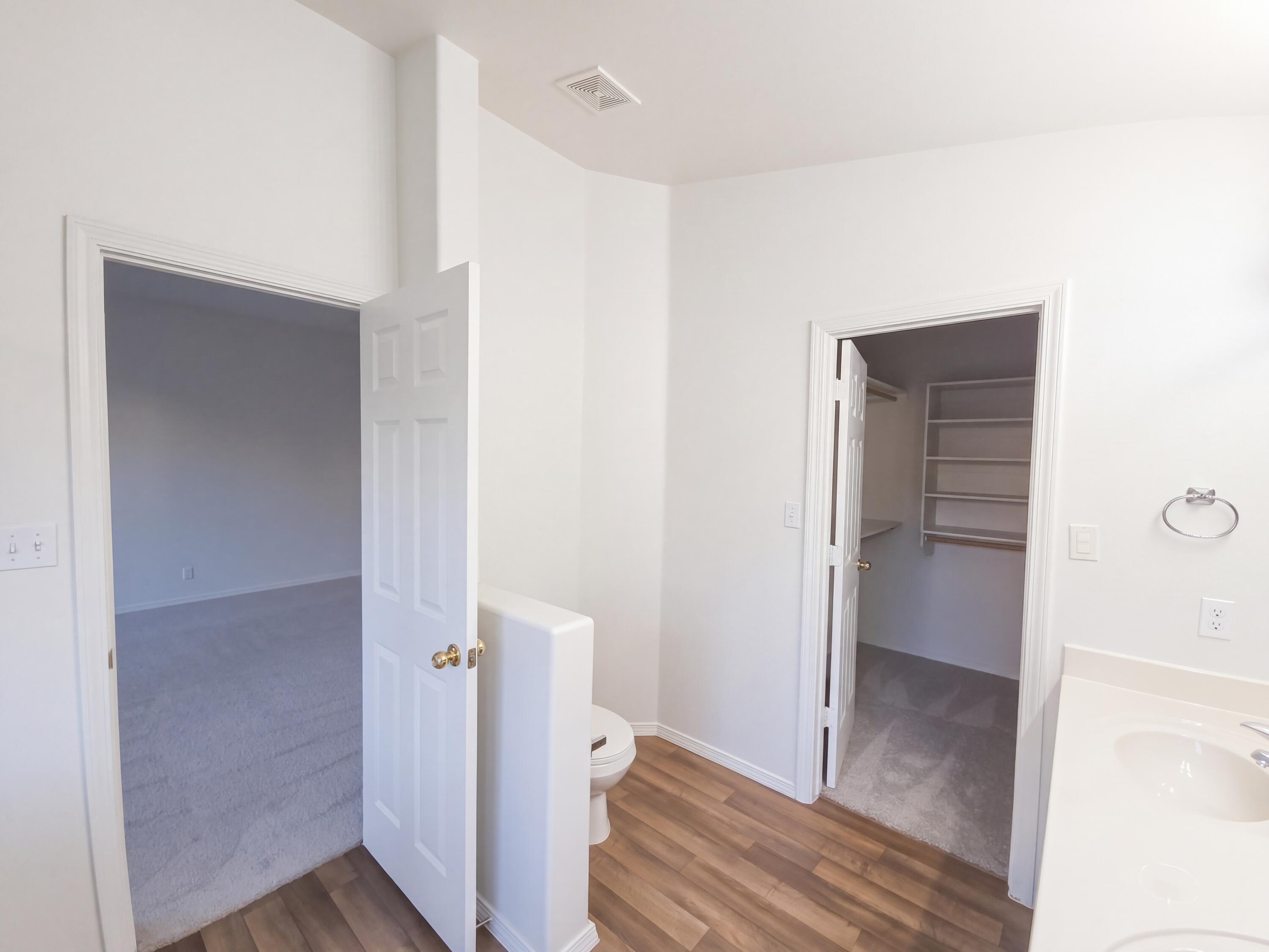 Photo 6 — 633 Autumn Meadows Drive NE