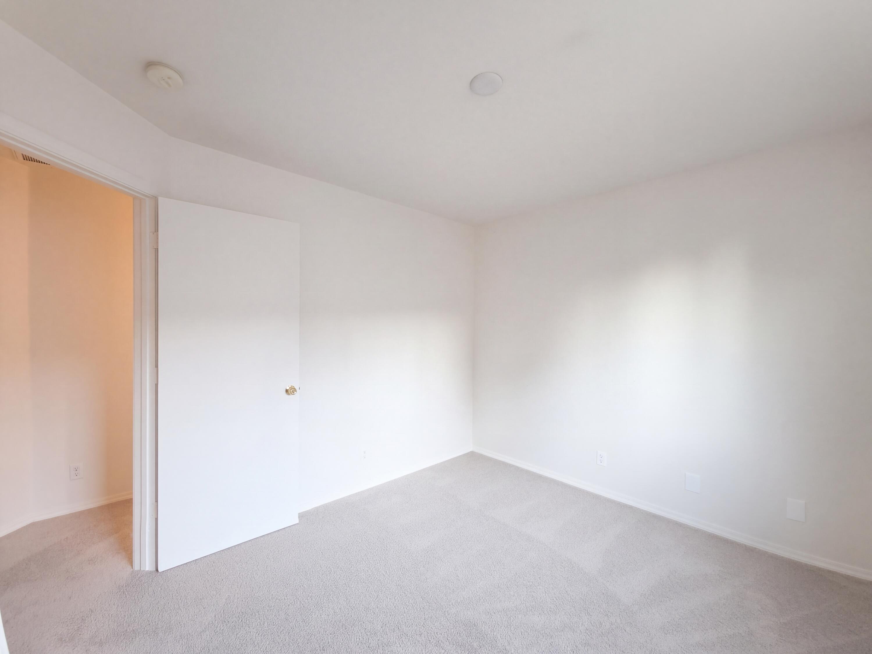 Photo 9 — 633 Autumn Meadows Drive NE