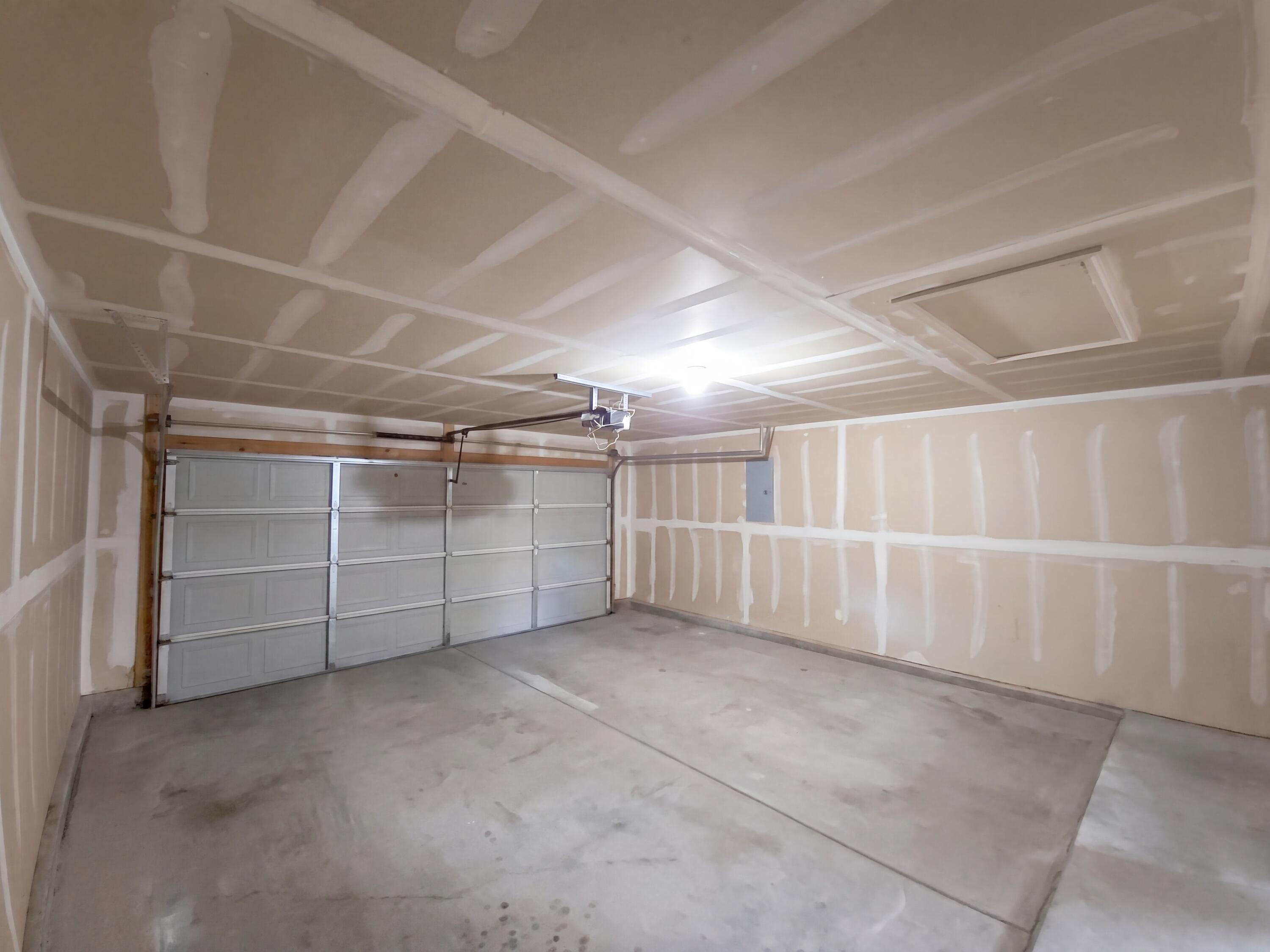 Photo 4 — 633 Autumn Meadows Drive NE