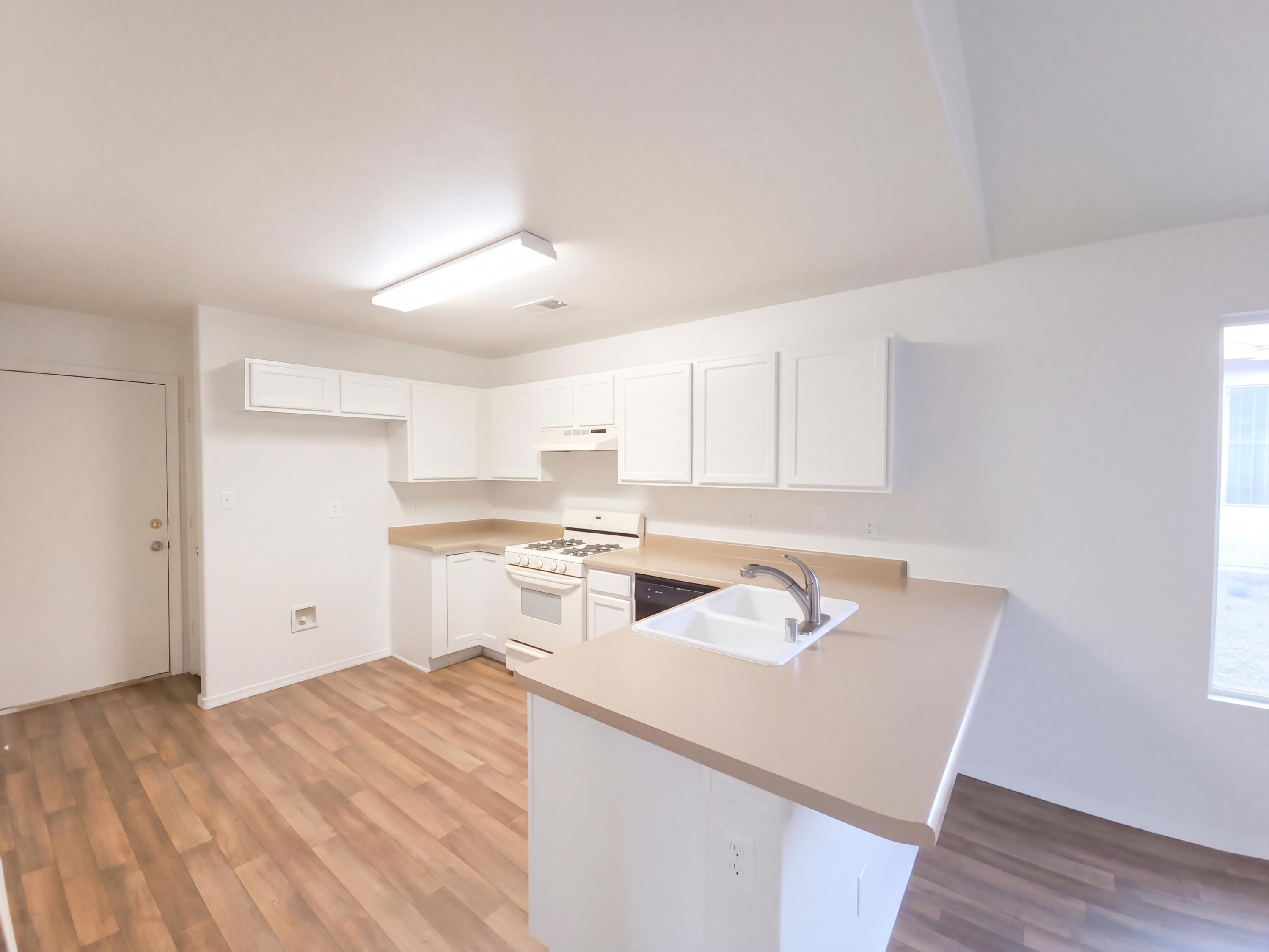 Photo 11 — 633 Autumn Meadows Drive NE