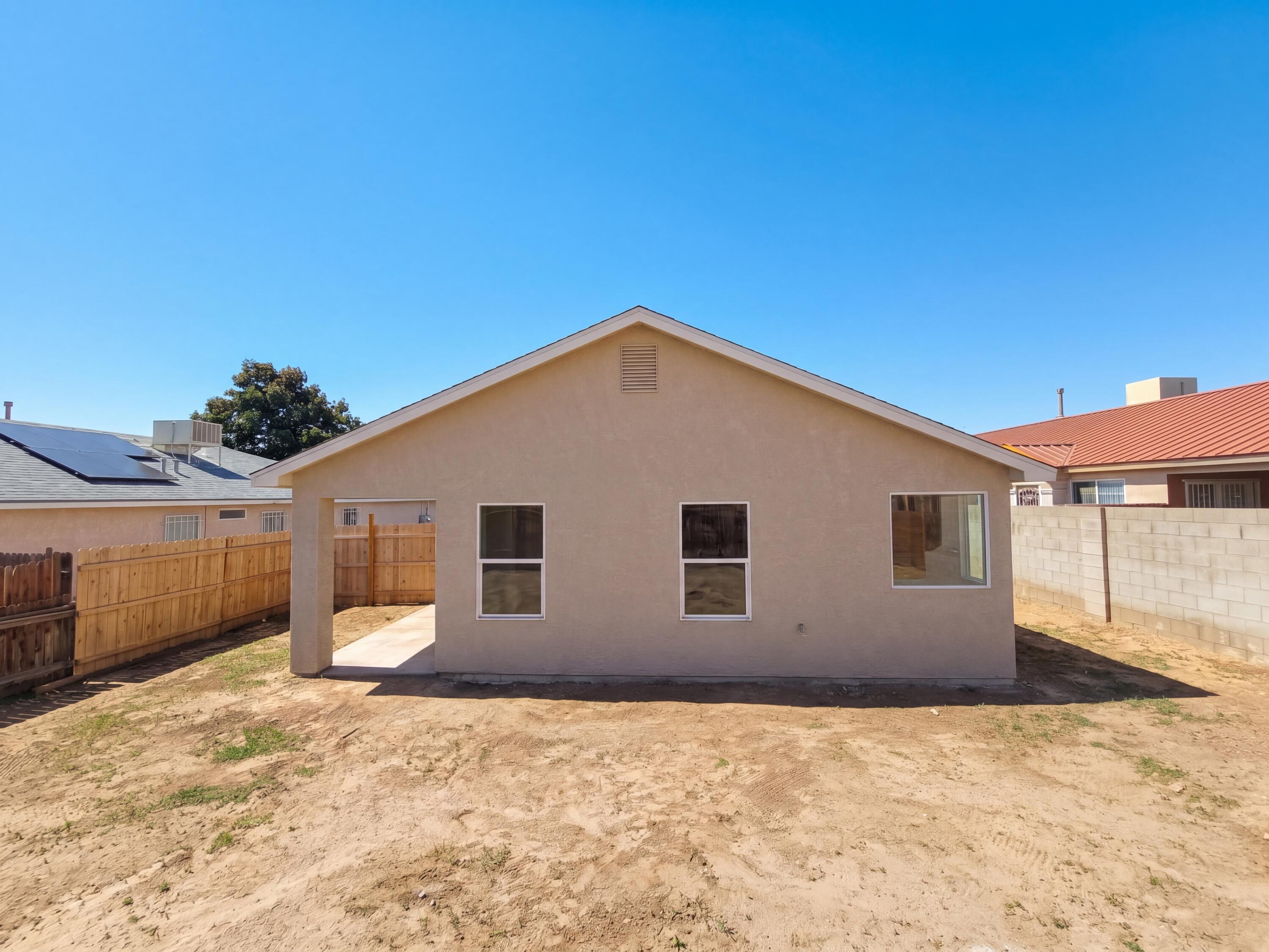 Photo 14 — 633 Autumn Meadows Drive NE
