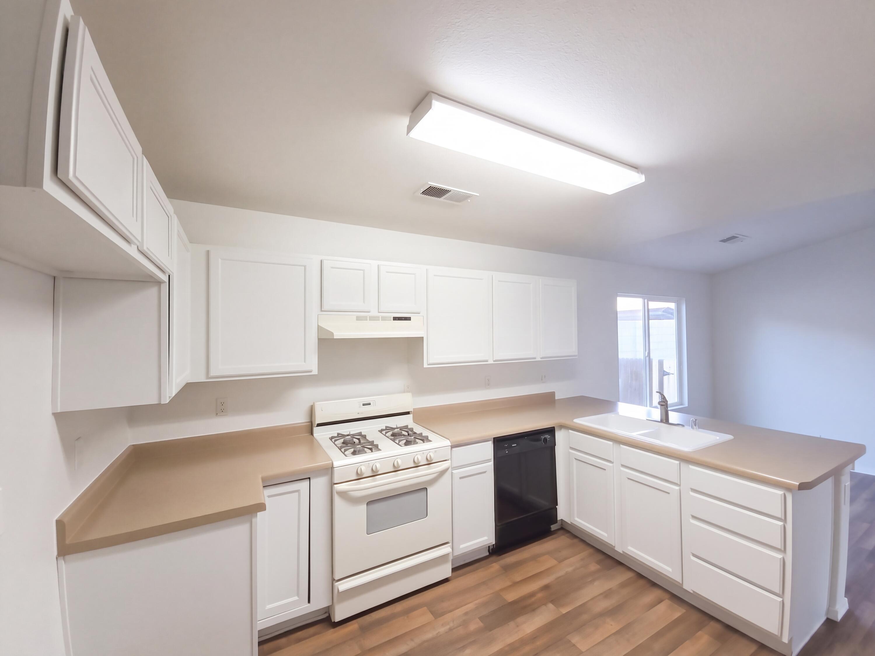 Photo 15 — 633 Autumn Meadows Drive NE
