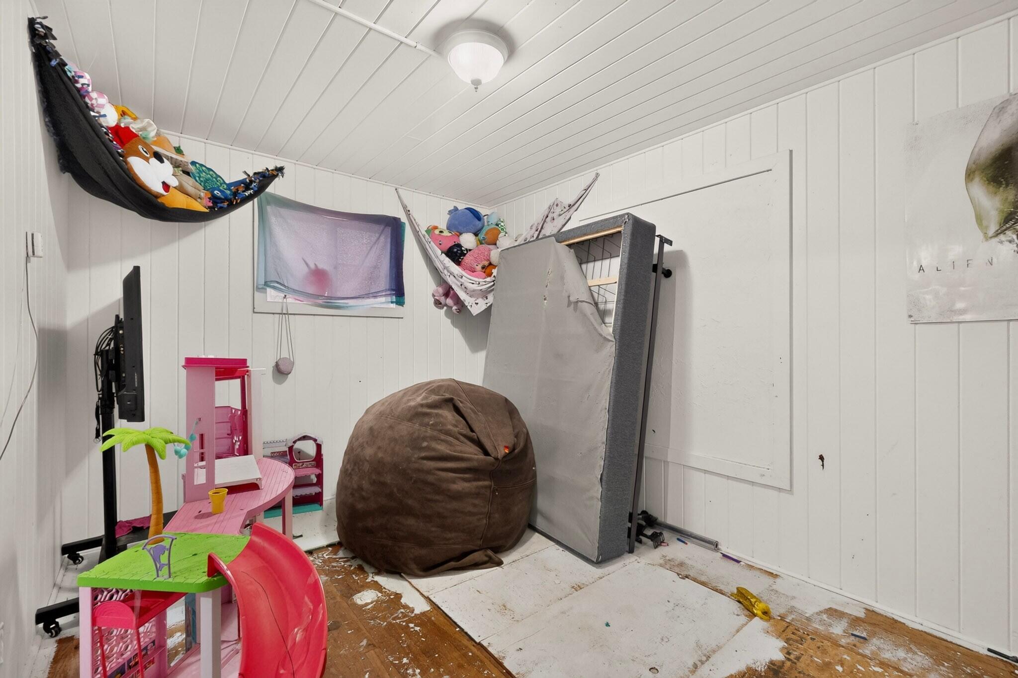 Photo 17 — 1330 Goff Boulevard SW