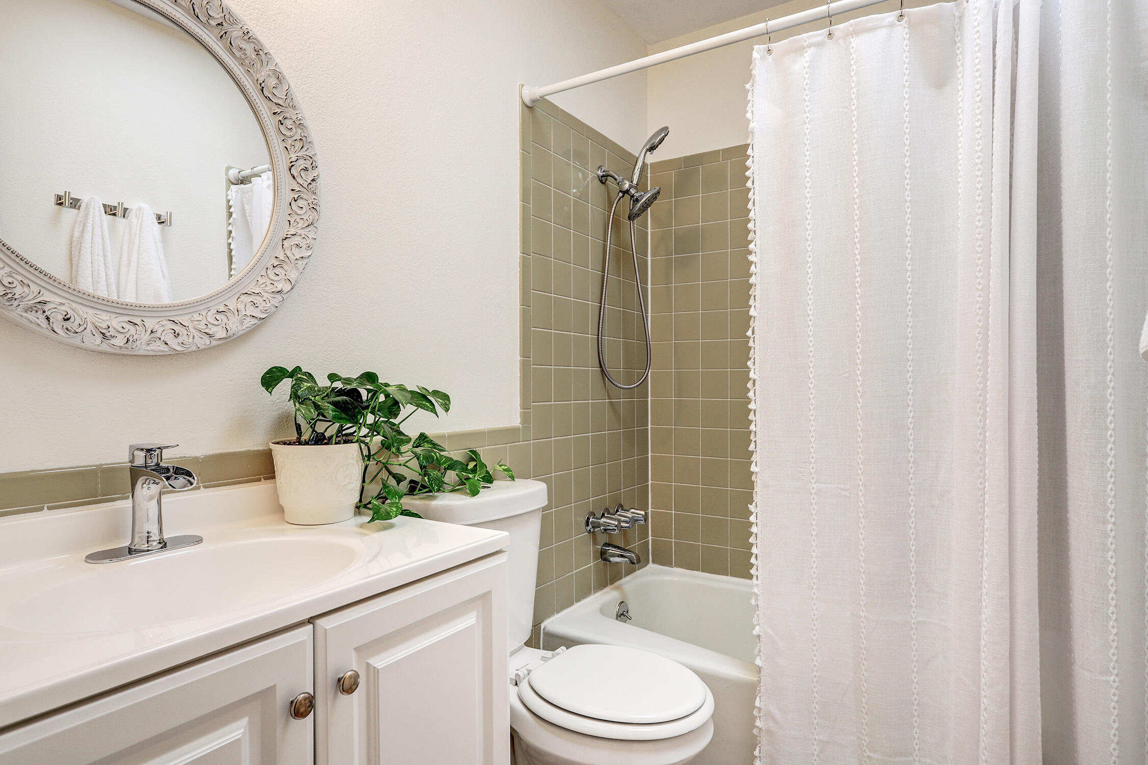 Photo 8 — 724 Monell Drive NE