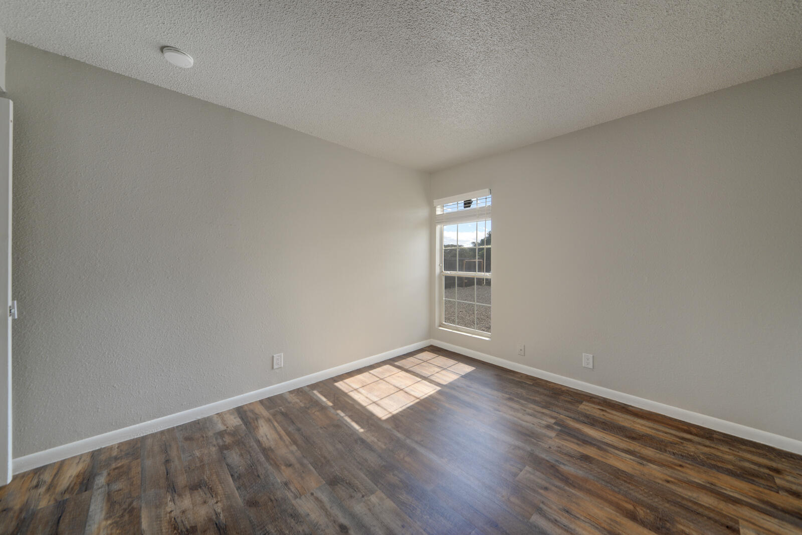 Photo 8 — 1709 Grande Boulevard SE