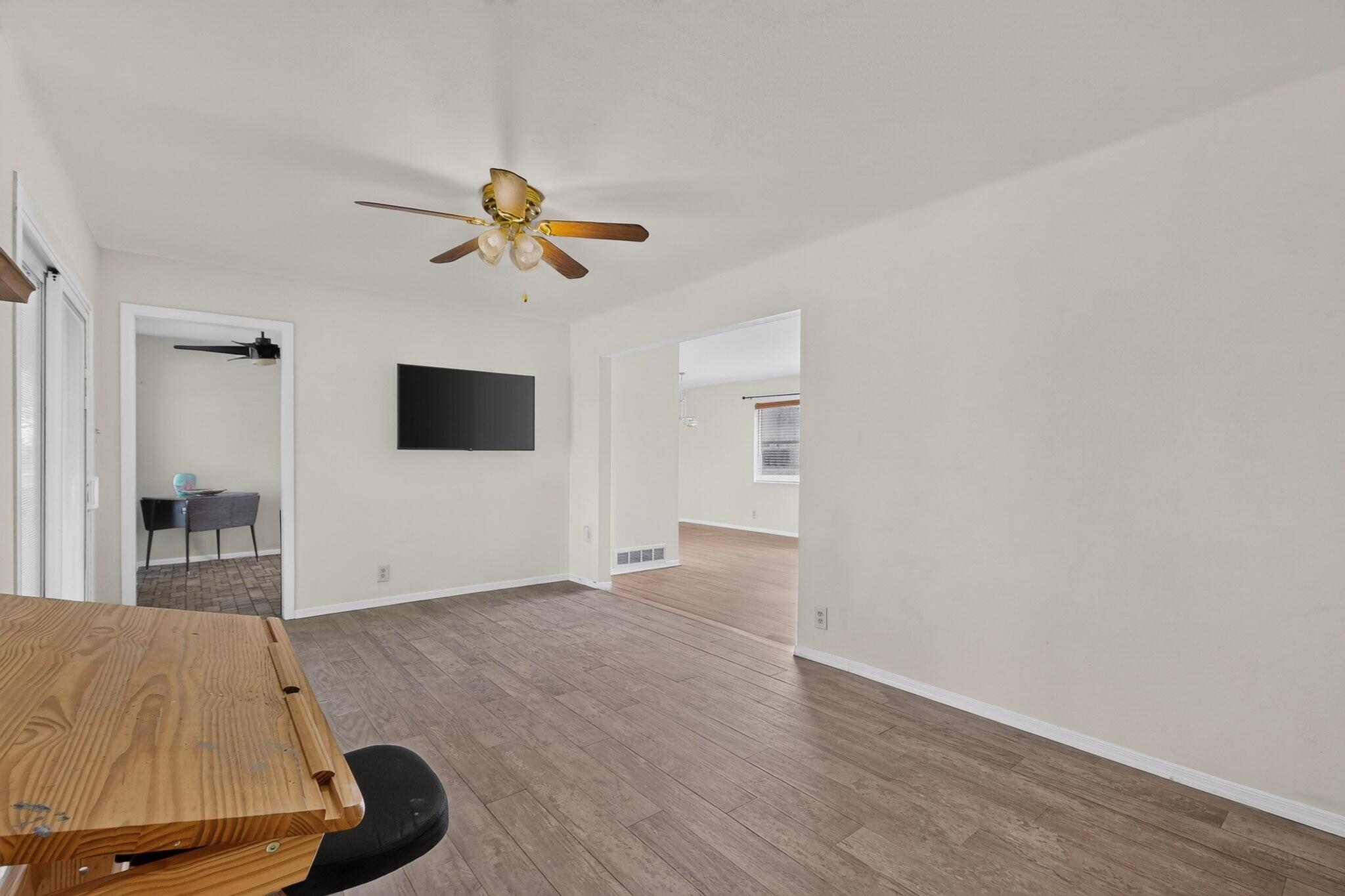 Photo 17 — 6001 Woodford Place NE