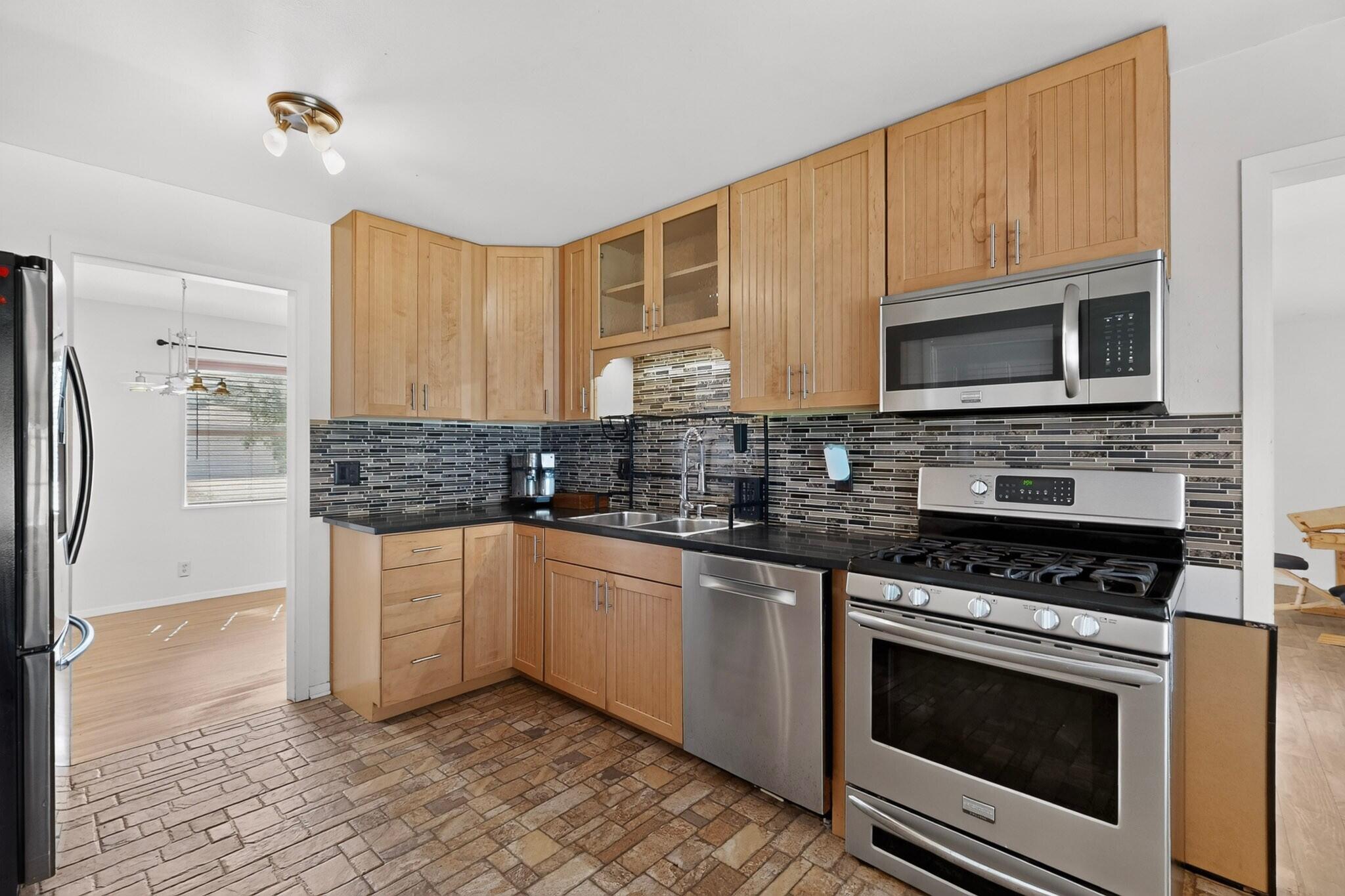 Photo 18 — 6001 Woodford Place NE