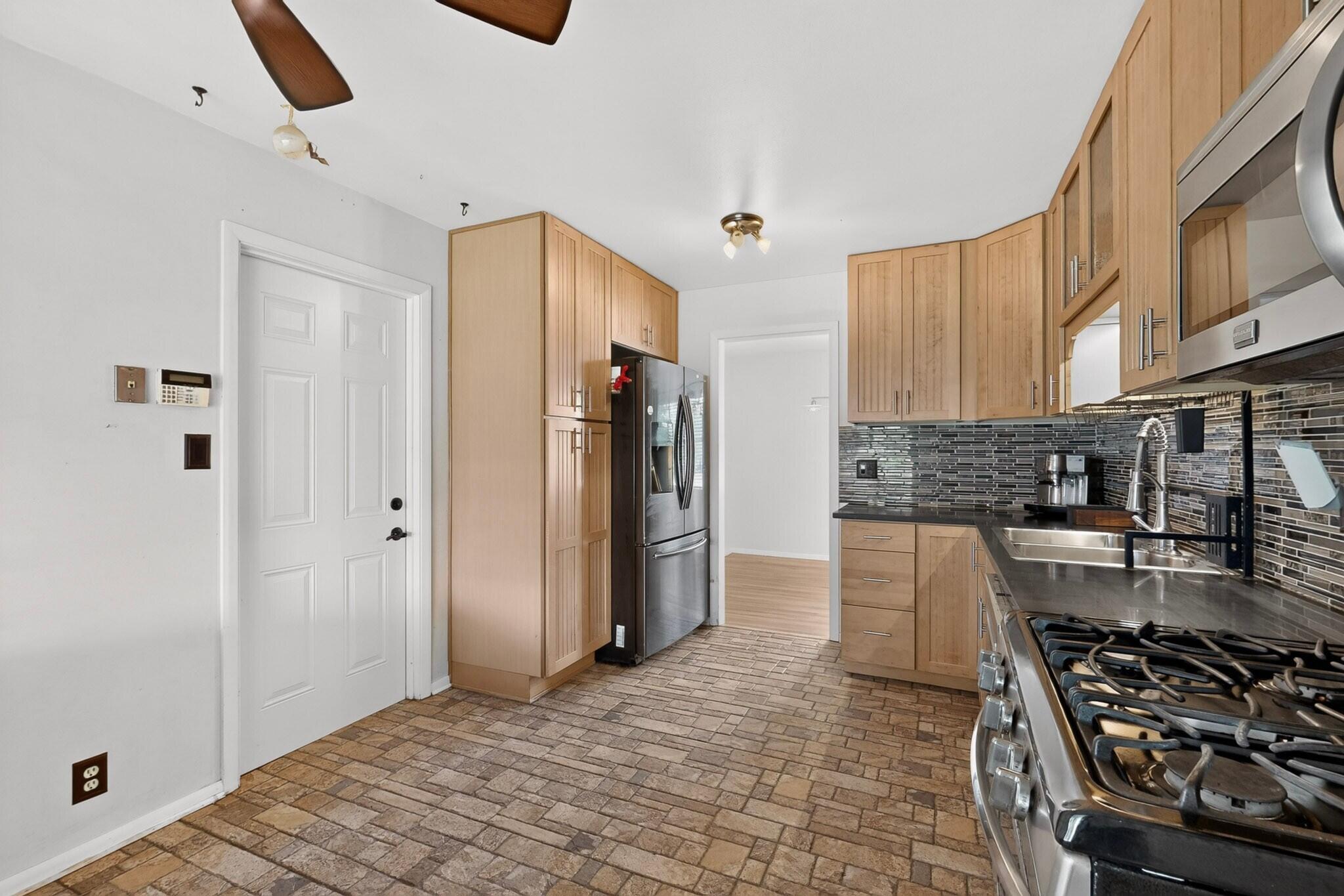 Photo 19 — 6001 Woodford Place NE