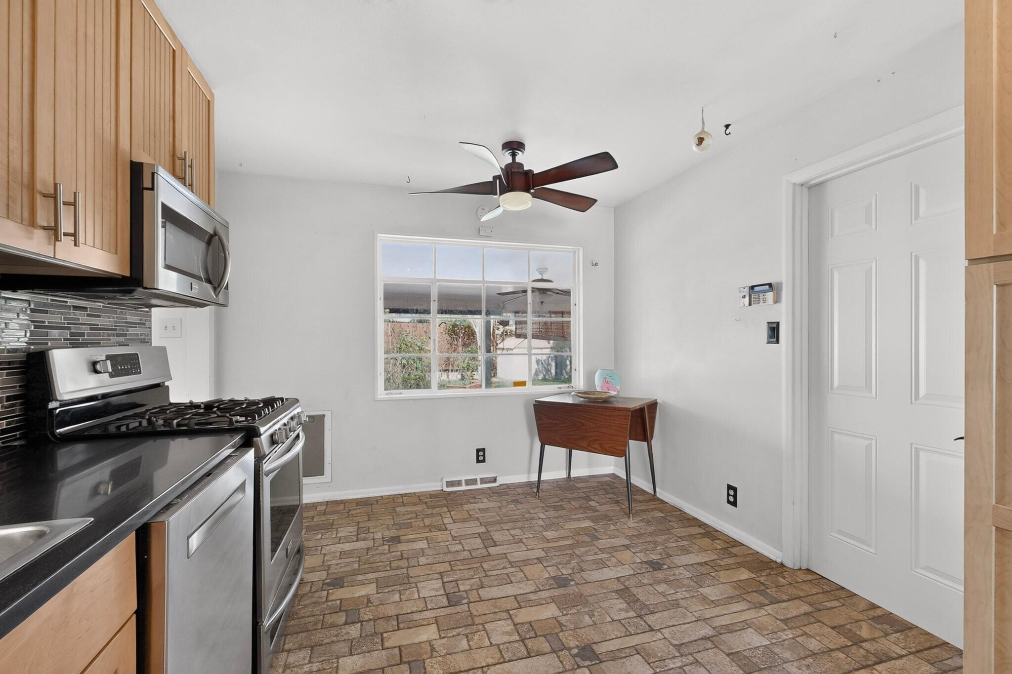 Photo 20 — 6001 Woodford Place NE