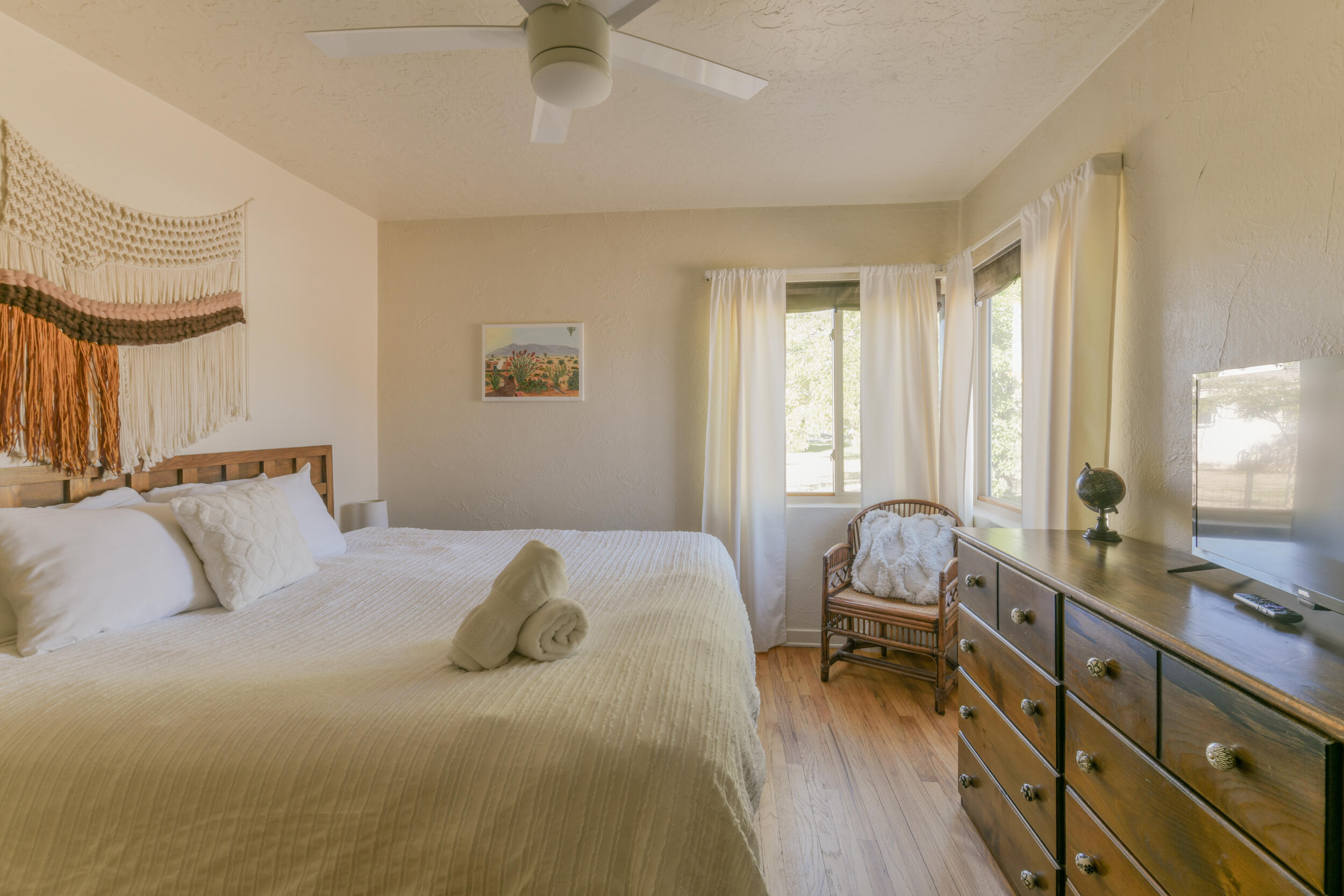 Photo 2 — 2406 Lilac Drive NW