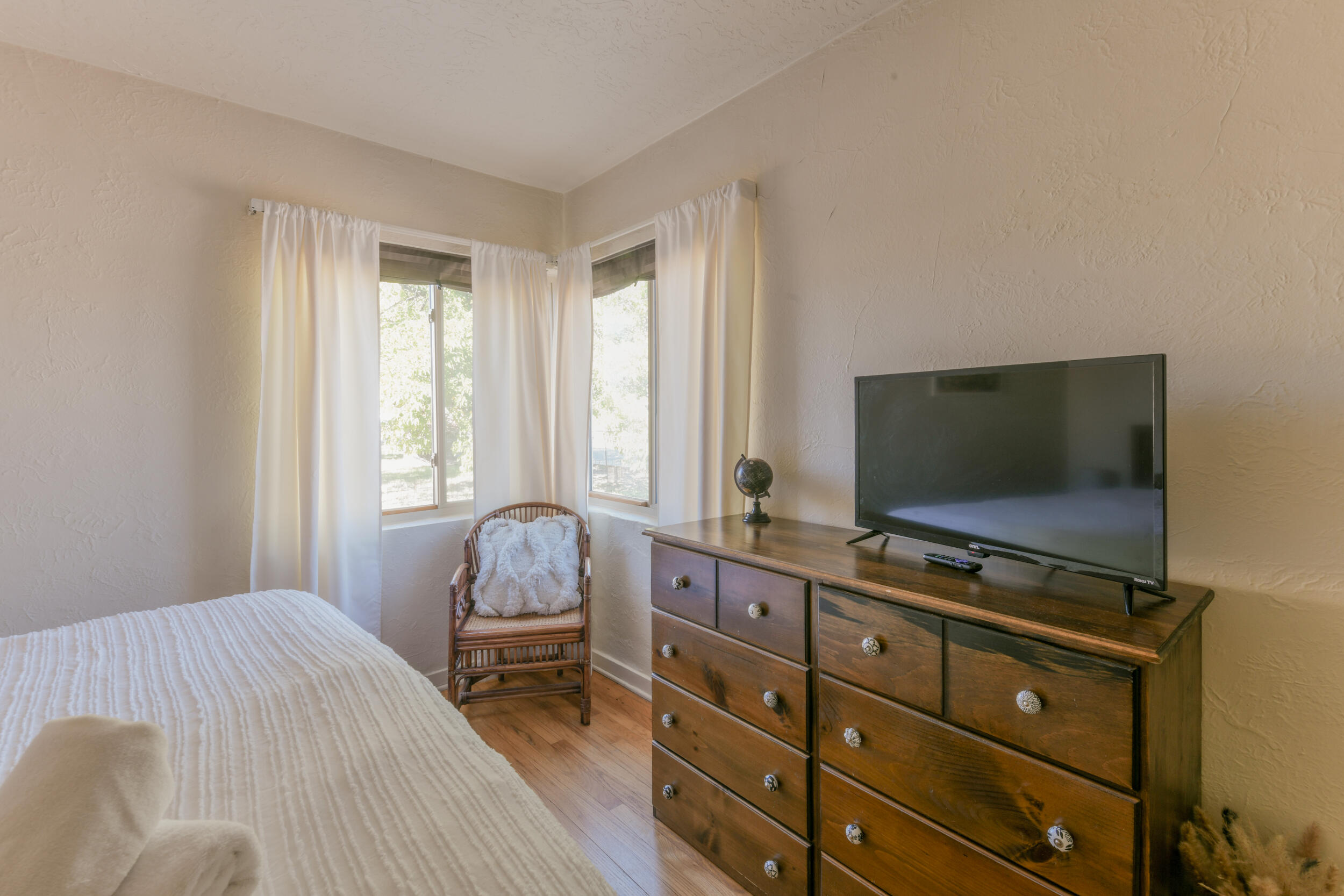 Photo 3 — 2406 Lilac Drive NW
