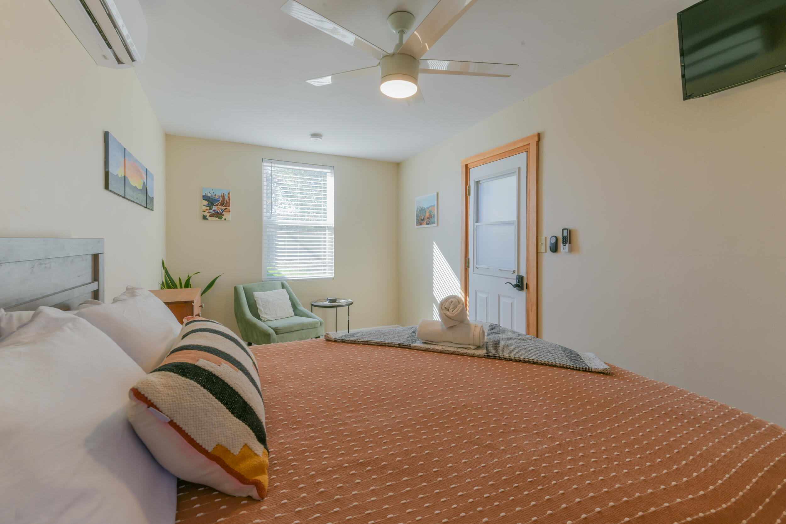 Photo 16 — 2406 Lilac Drive NW