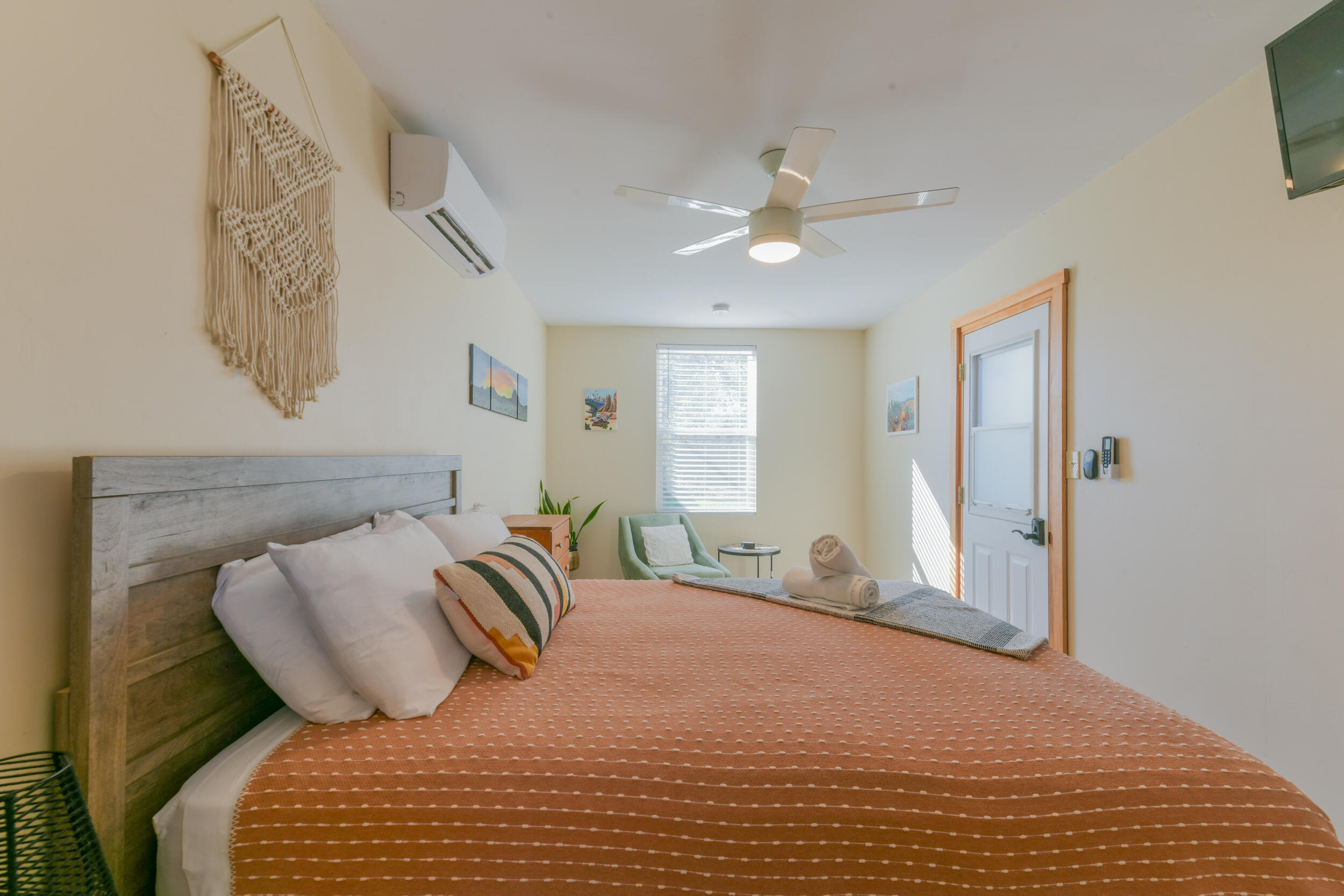 Photo 17 — 2406 Lilac Drive NW