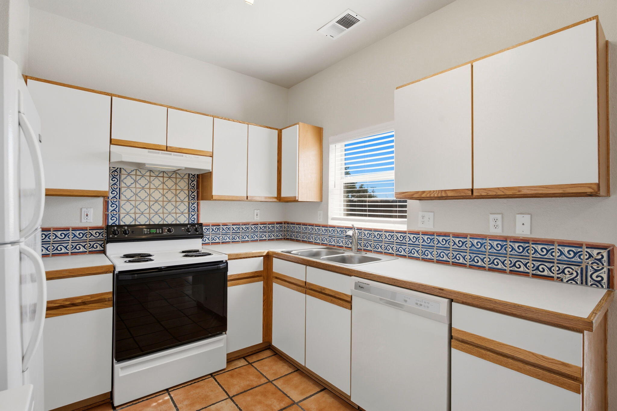 Photo 19 — 615 Menaul Boulevard NW E