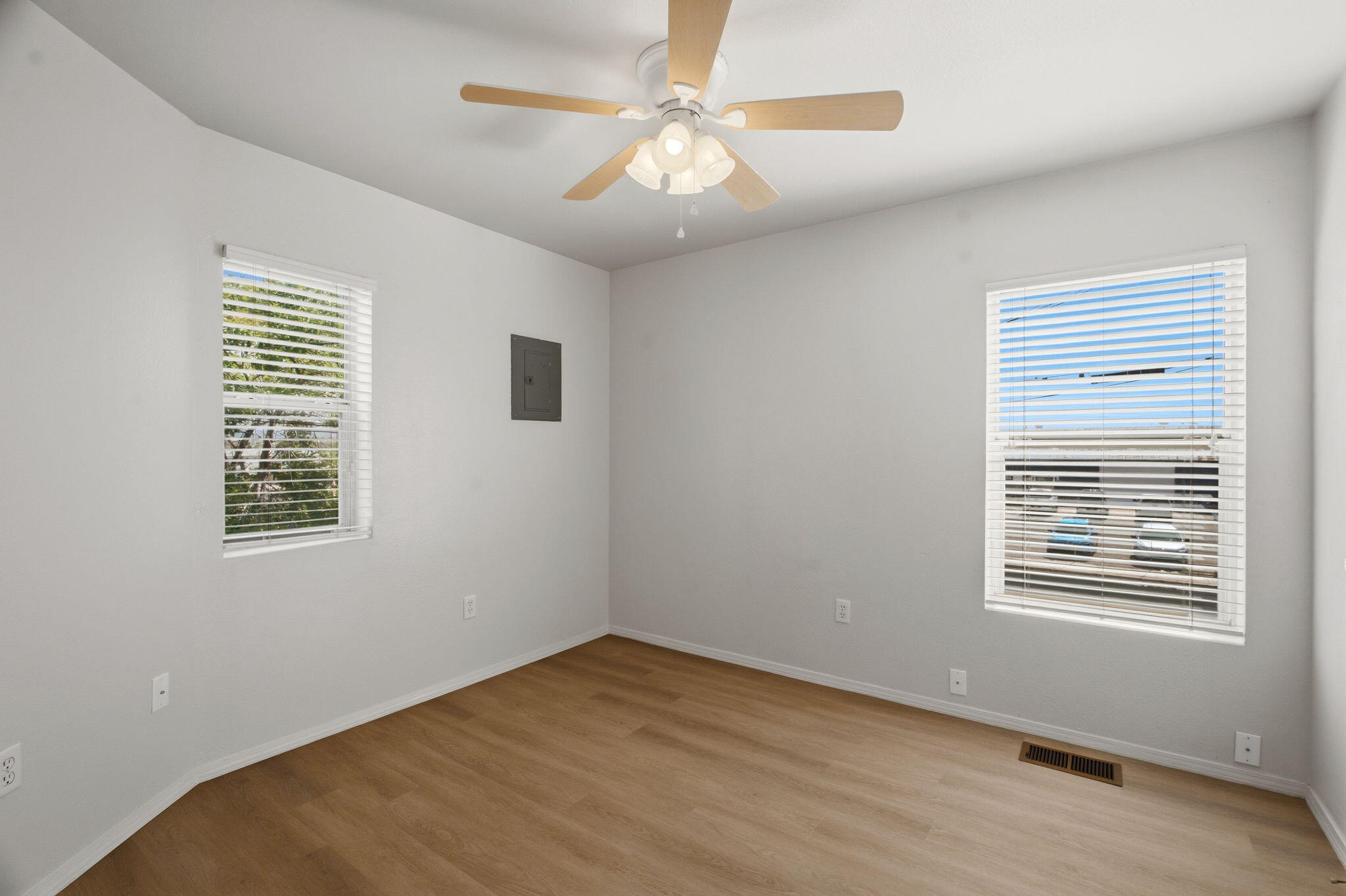 Photo 16 — 615 Menaul Boulevard NW E