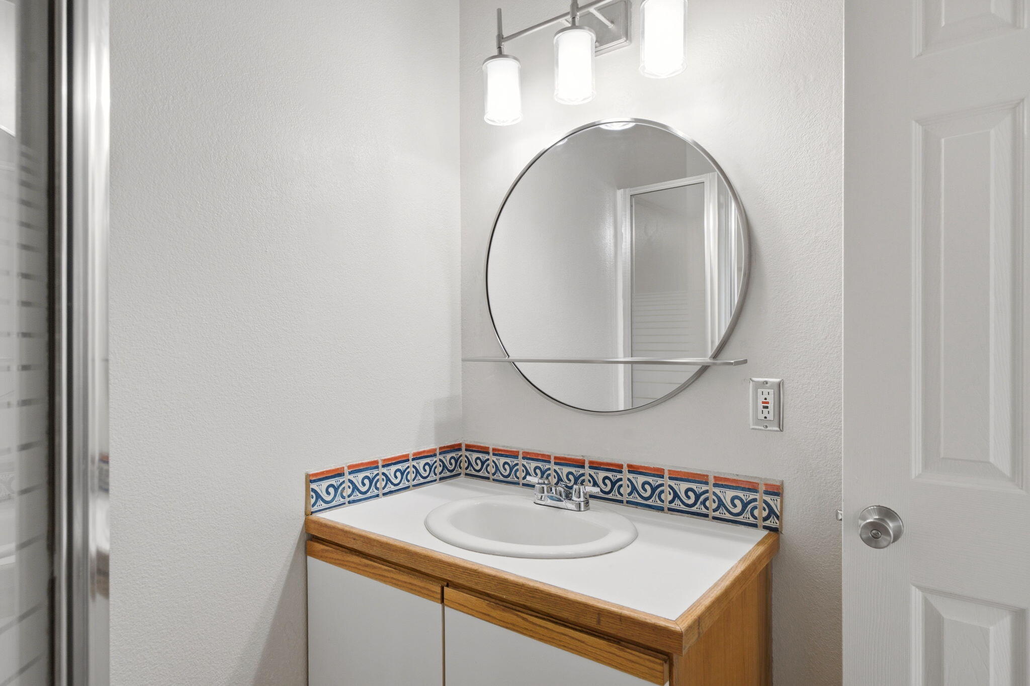 Photo 12 — 615 Menaul Boulevard NW E