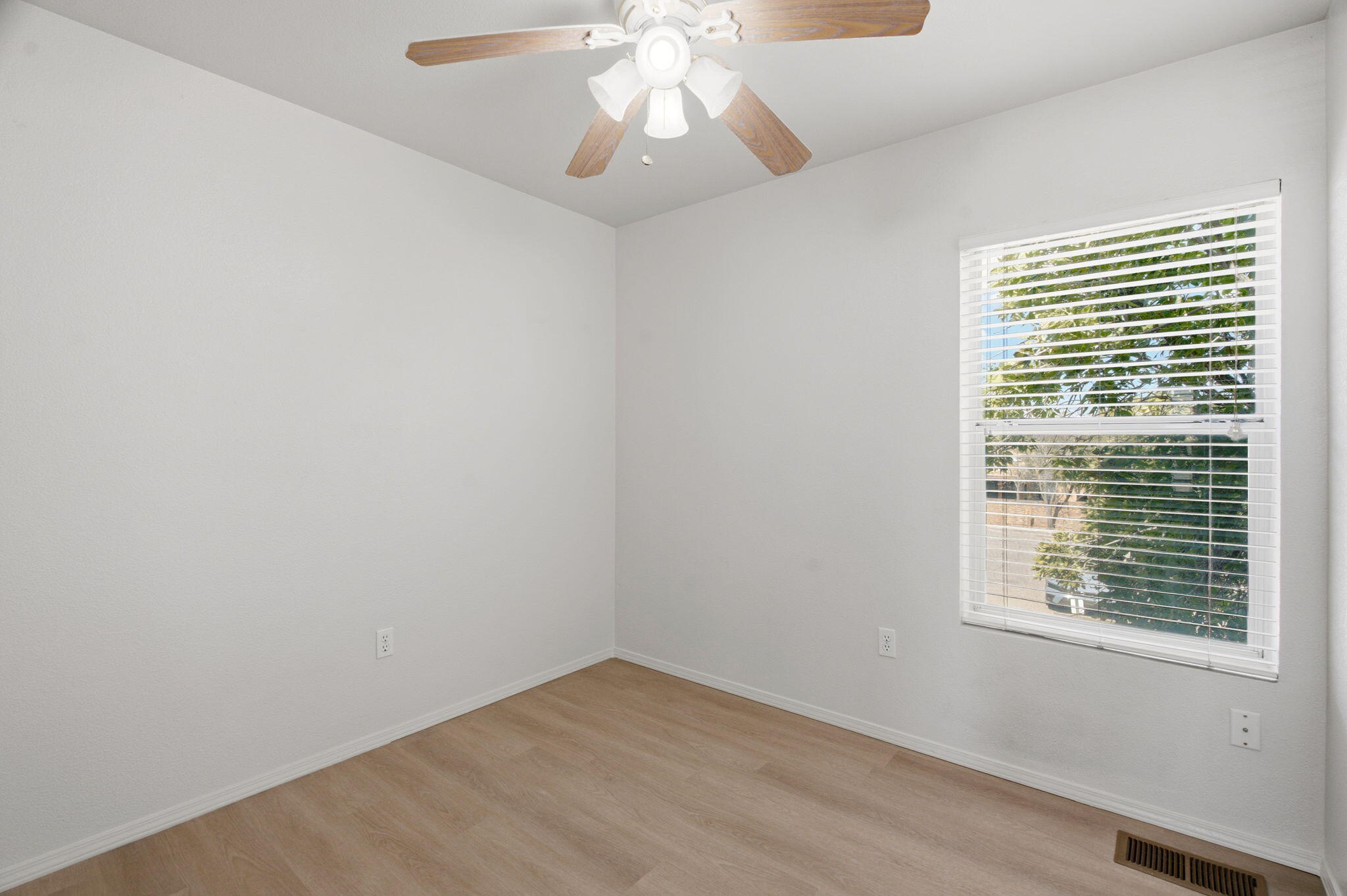 Photo 11 — 615 Menaul Boulevard NW E