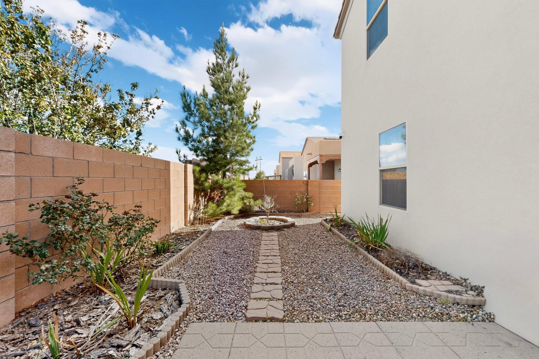 Photo 3 — 960 Villarrica Street NW