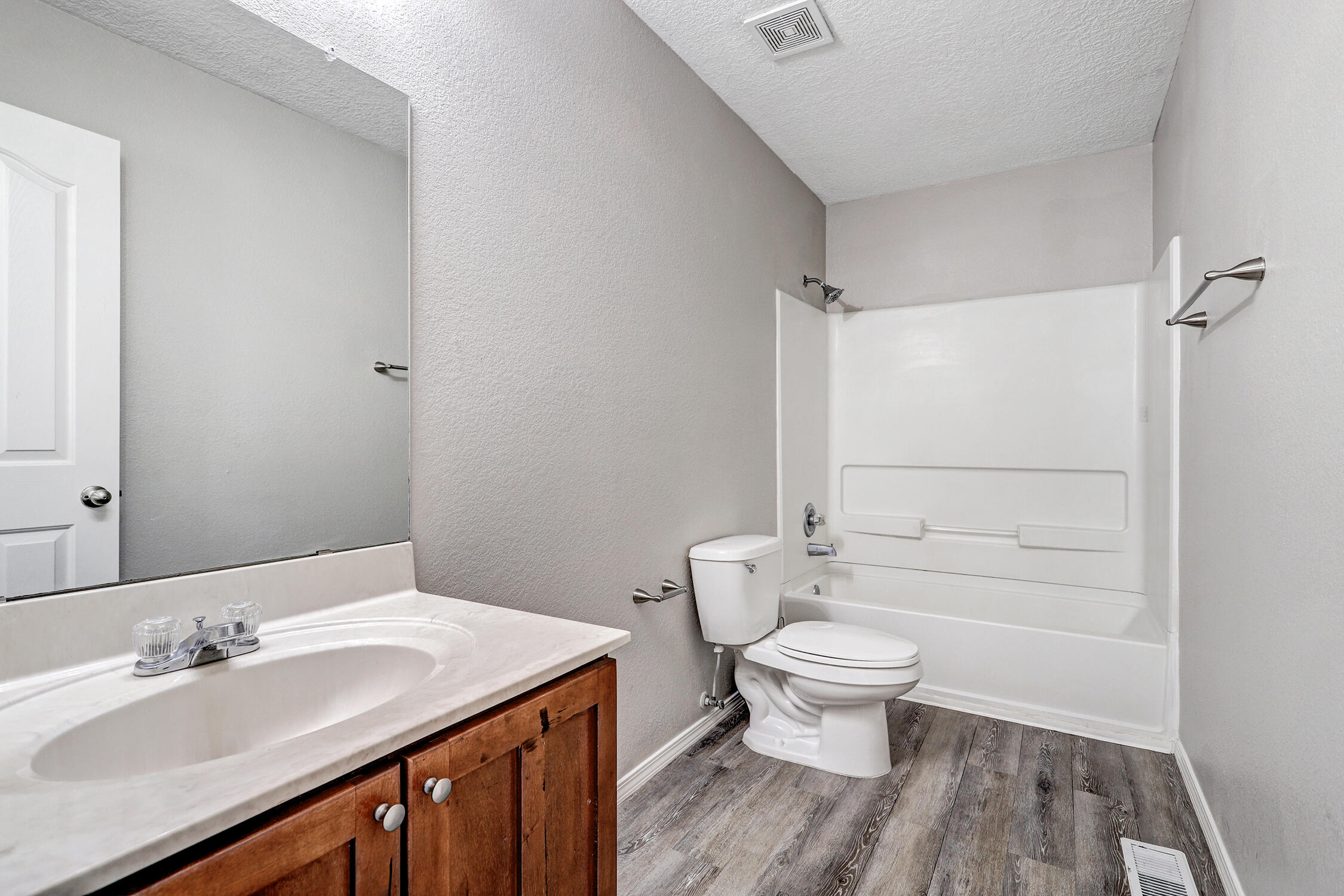 Photo 19 — 1044 Waterfall Drive NE